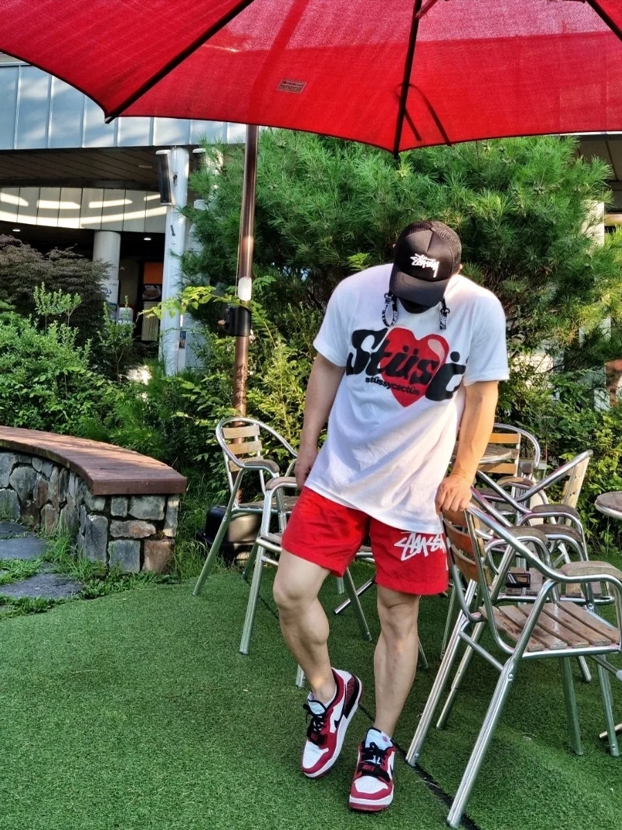 Nike x Stussy Bucket Hat Habanero Red, Stussy x Cactus Plant Flea Market Heart T-Shirt 착용 스타일 - 2