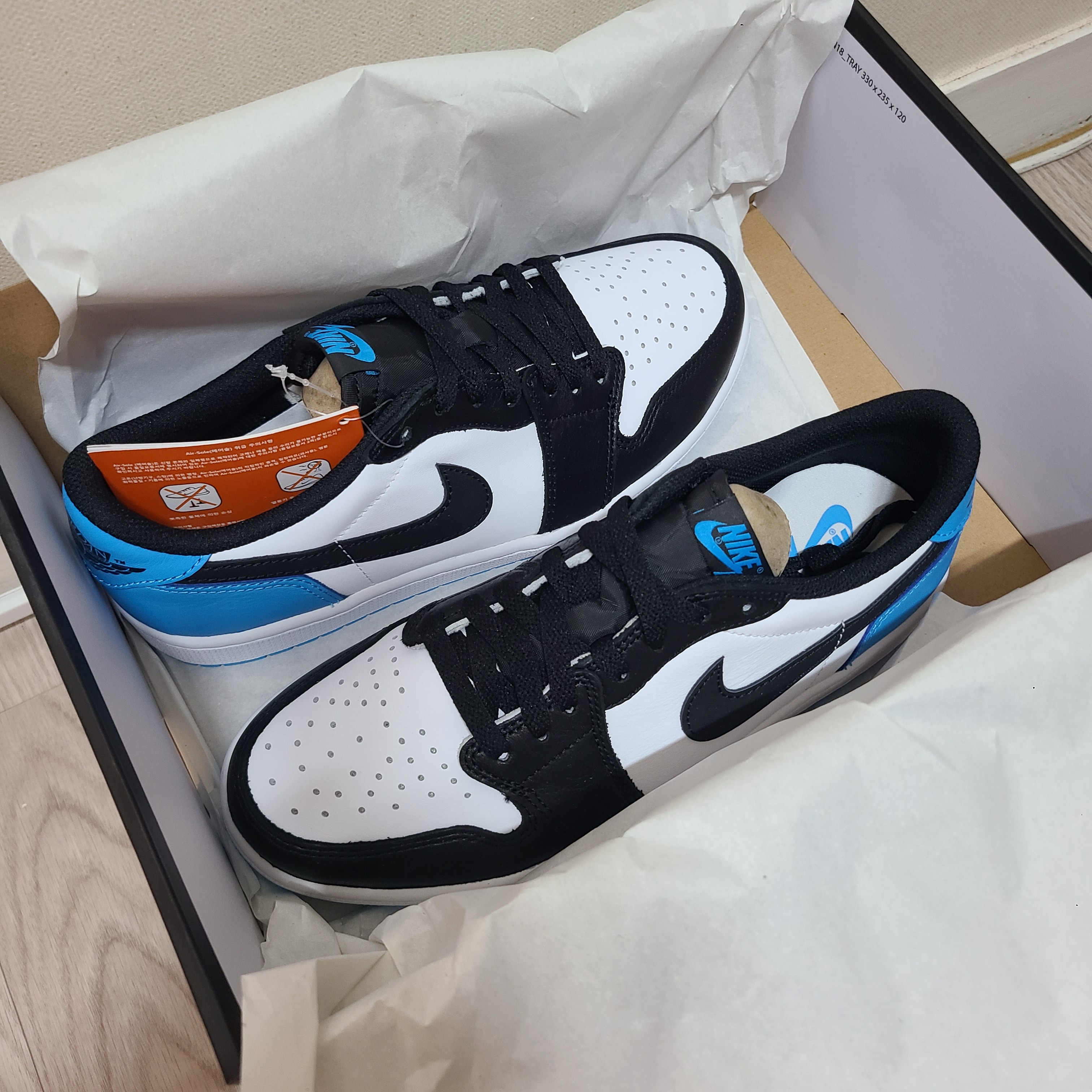 Jordan 1 Retro Low OG Black and Dark Powder Blue 착용 스타일 - 5