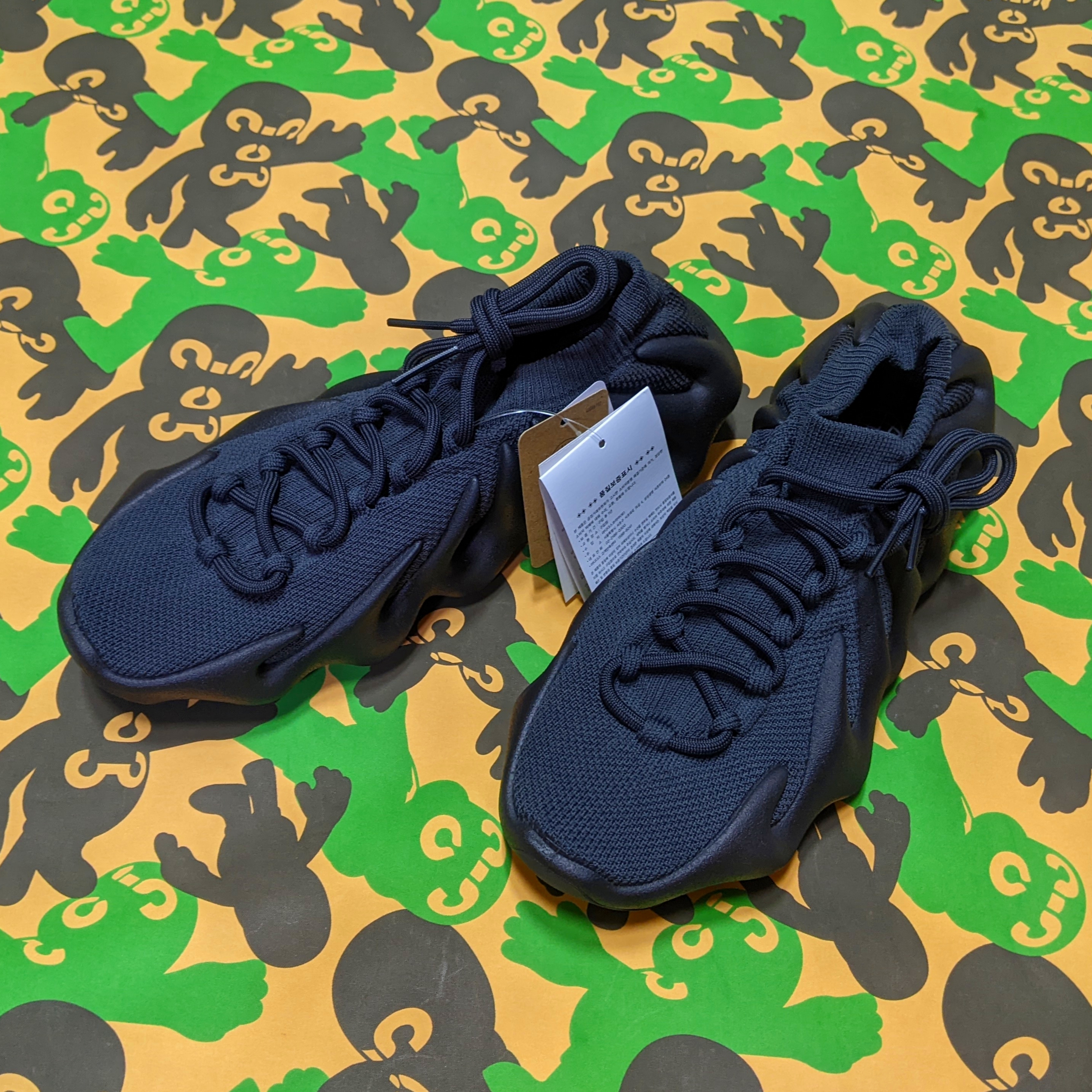 Adidas Yeezy 450 Utility Black 착용 스타일 - 1