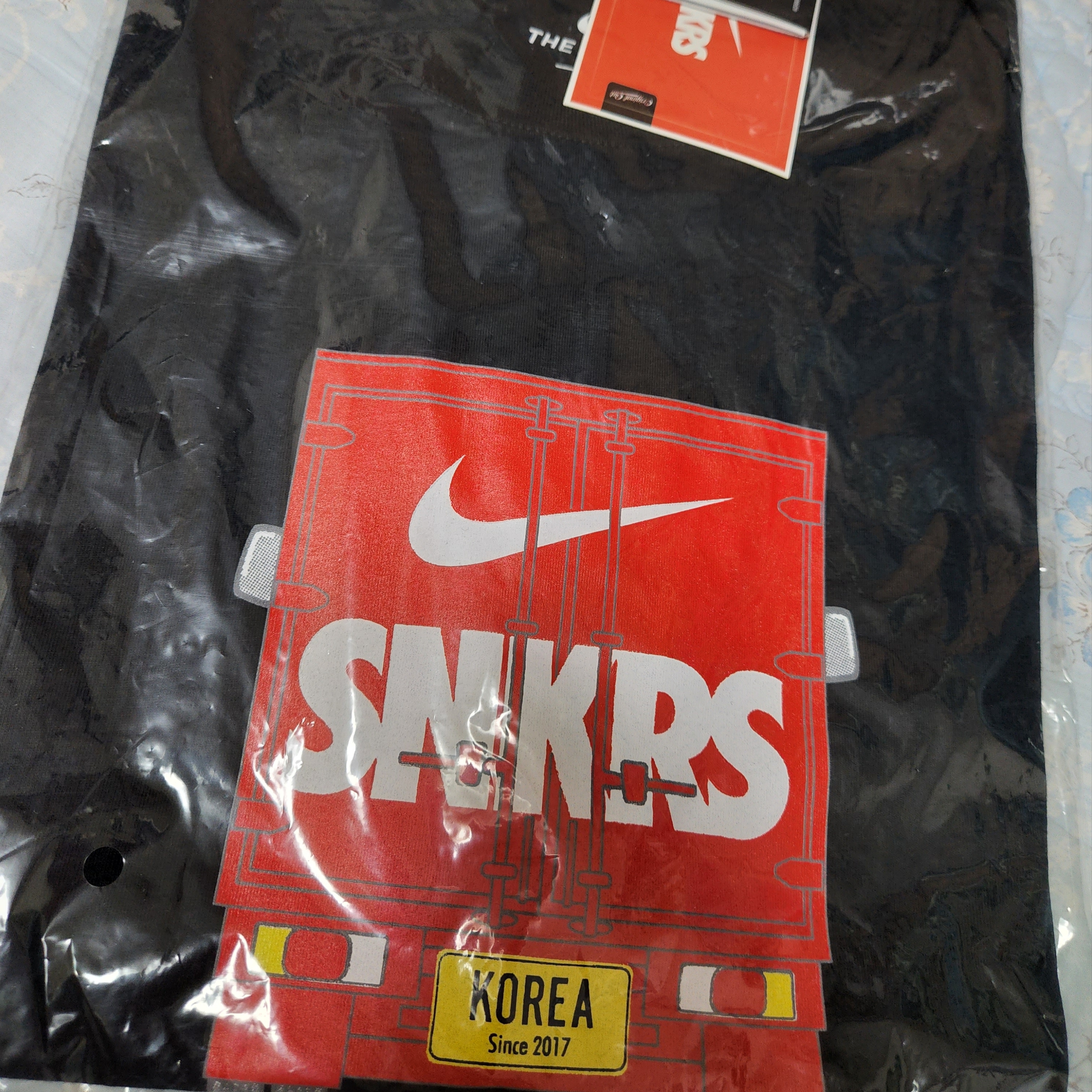 Nike SNKRS 4th Anniversary Members Only T-Shirt Black (CZ6366-010) 착용 스타일