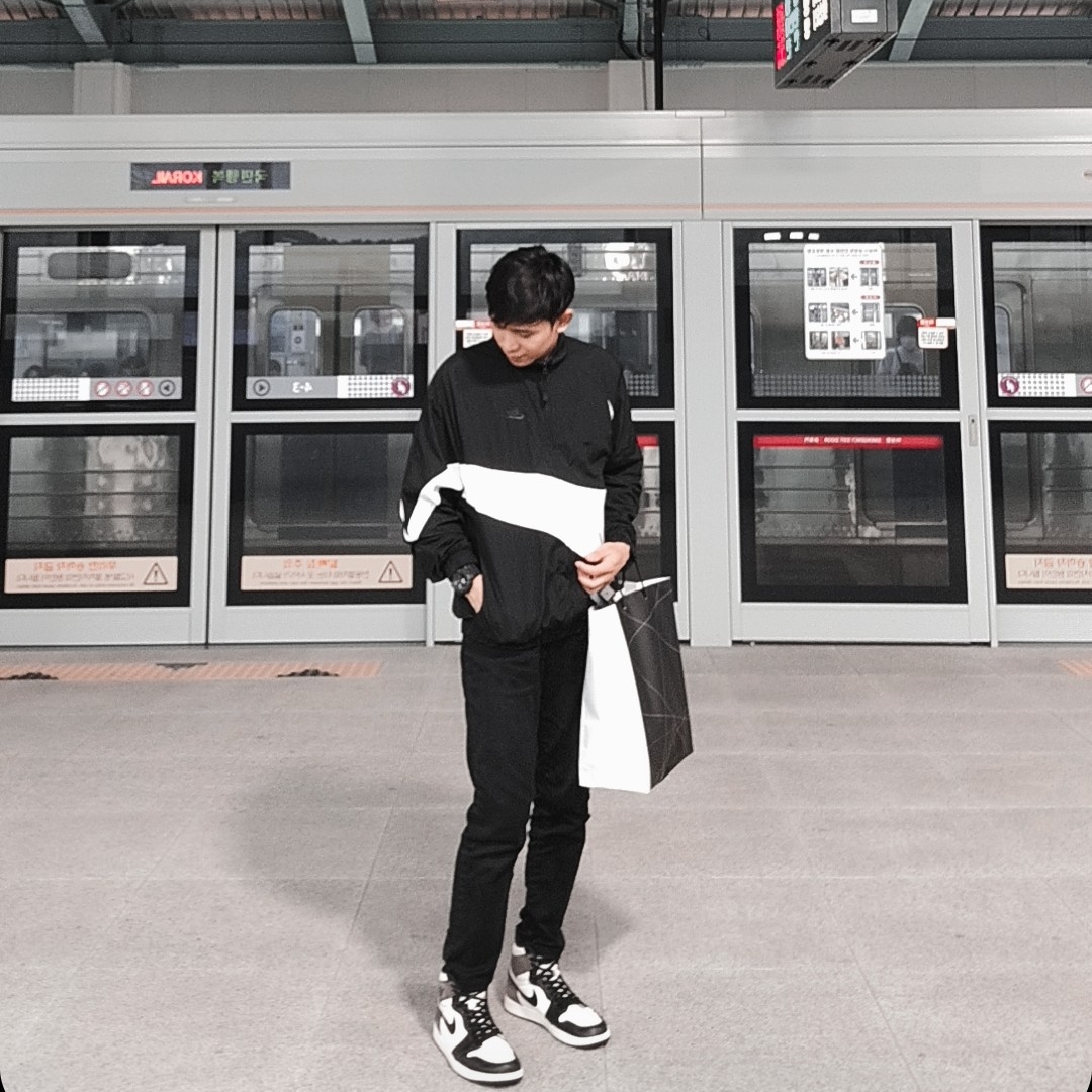 Jordan 1 Retro High OG Black Mocha, Nike NSW Big Swoosh Woven Jacket Black - Asia 착용 스타일