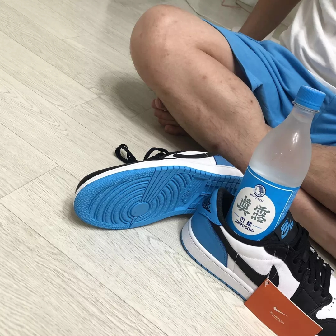 Jordan 1 Retro Low OG Black and Dark Powder Blue 착용 스타일 - 1