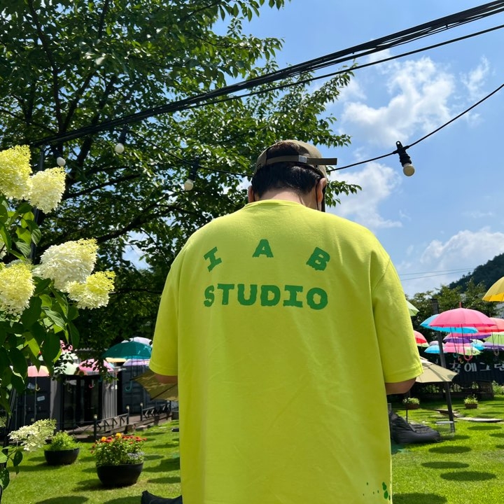 IAB Studio Splashed T-Shirt Lime 착용 스타일