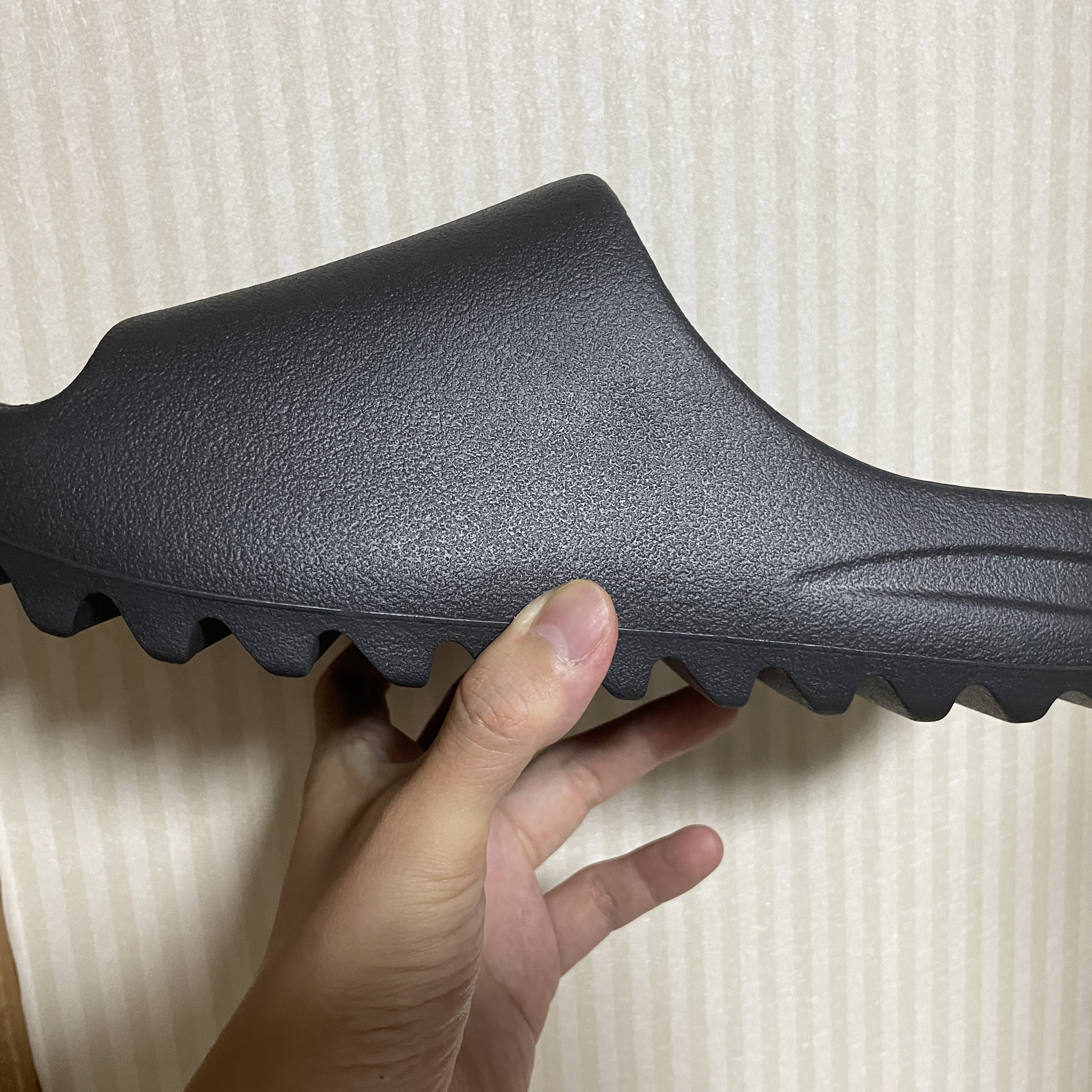 Adidas Yeezy Slide Onyx 착용 스타일