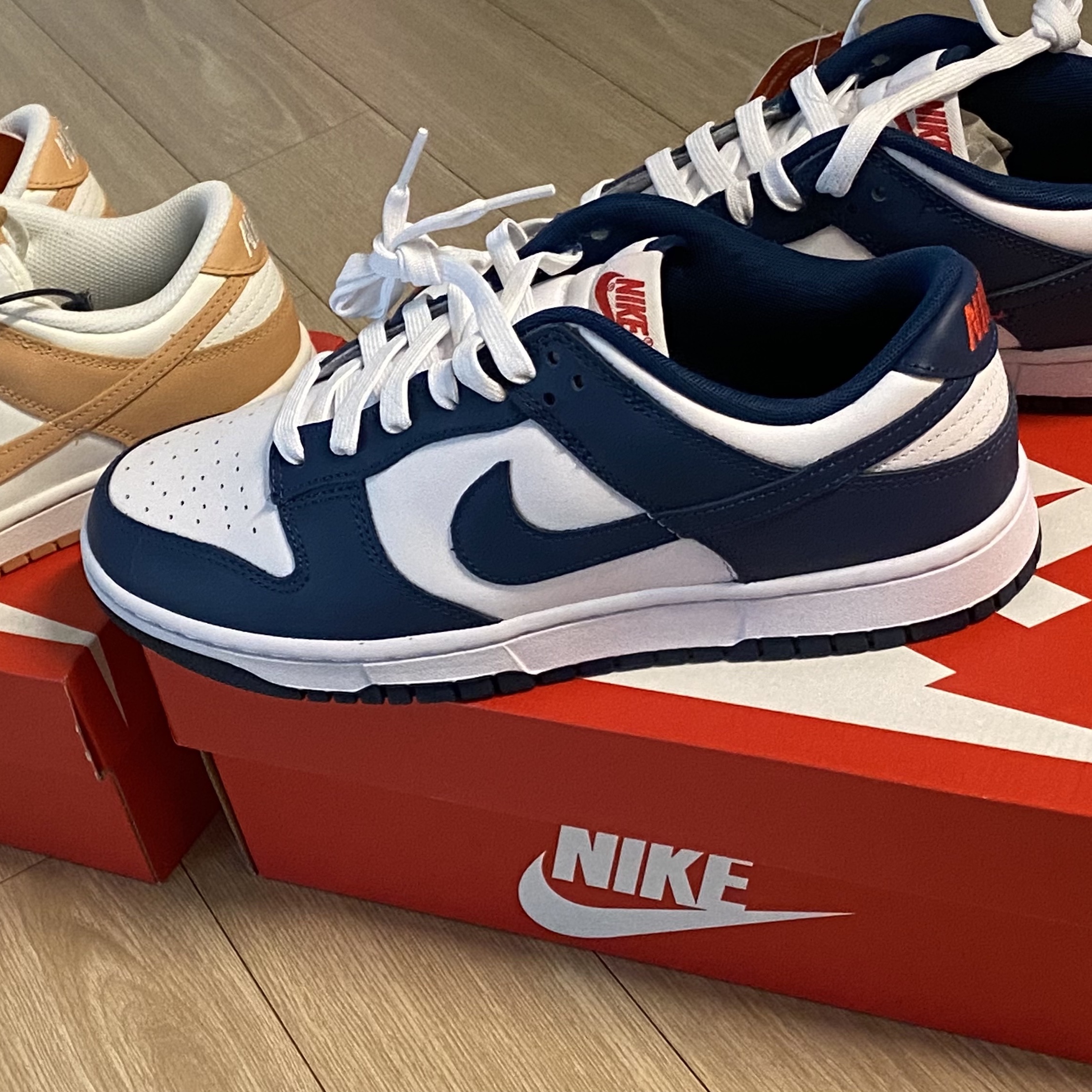 (W) Nike Dunk Low Harvest Moon, Nike Dunk Low Retro Valerian Blue 착용 스타일 - 2