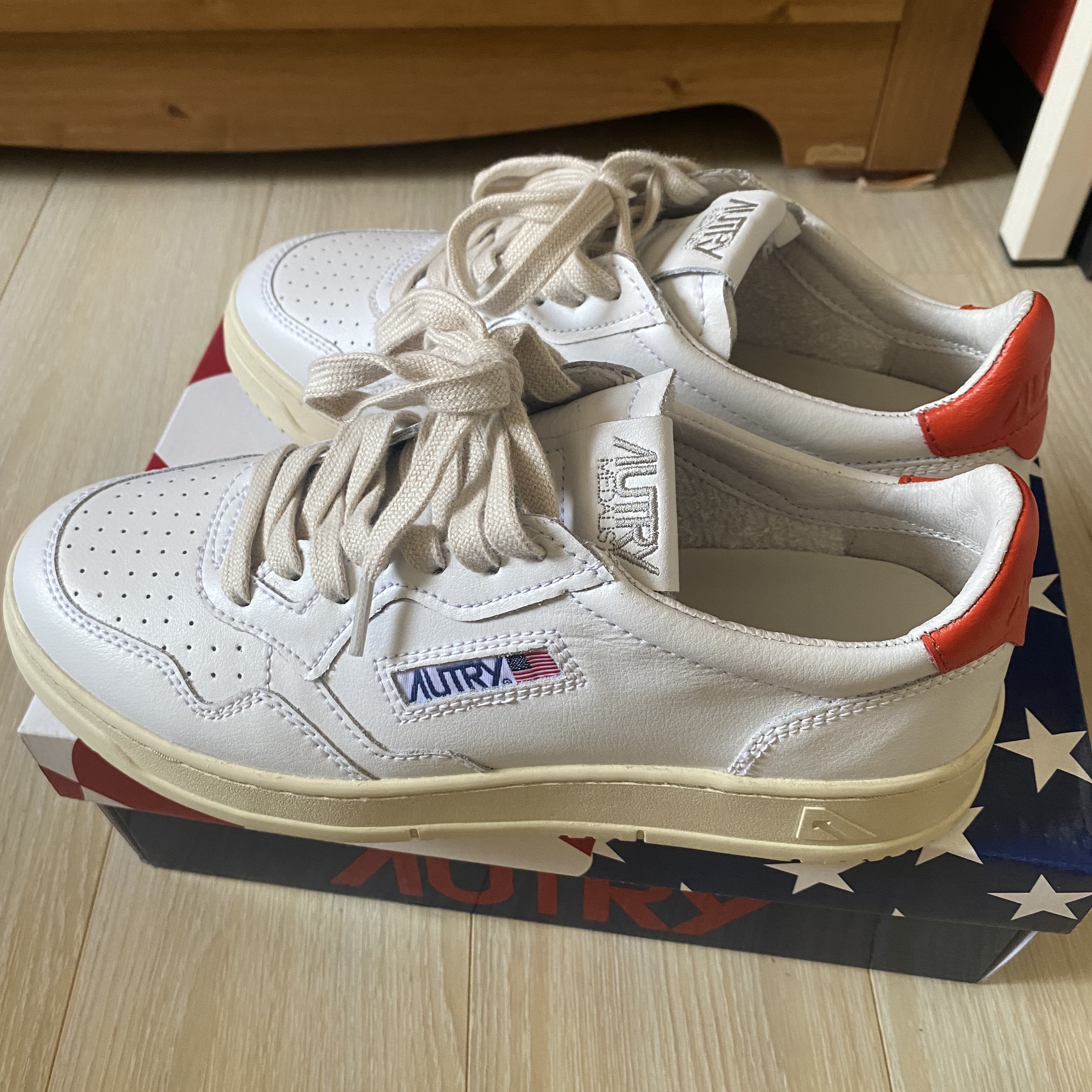Autry Medalist Low Leather Sneakers White Orange 착용 스타일 - 1