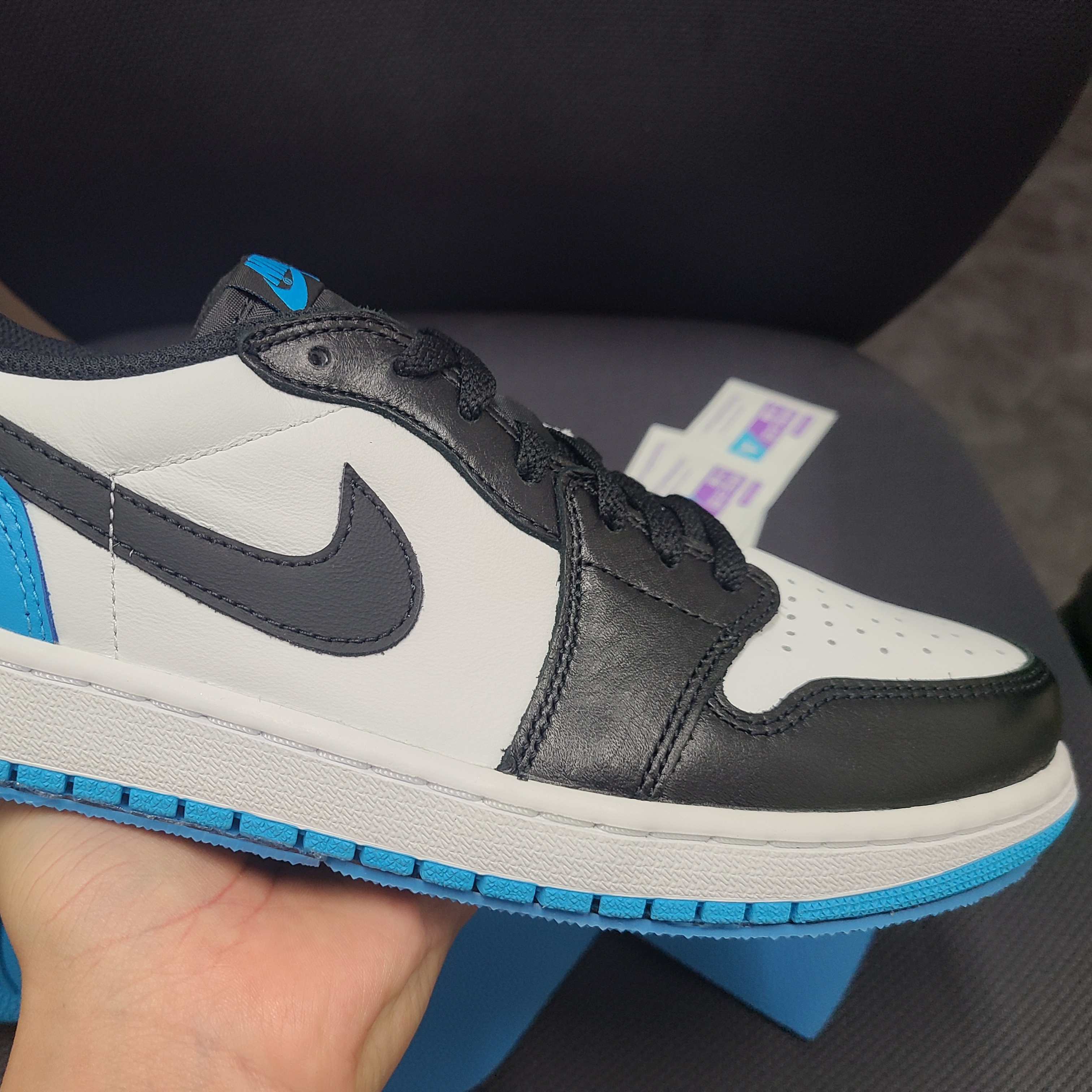 Jordan 1 Retro Low OG Black and Dark Powder Blue 착용 스타일 - 1
