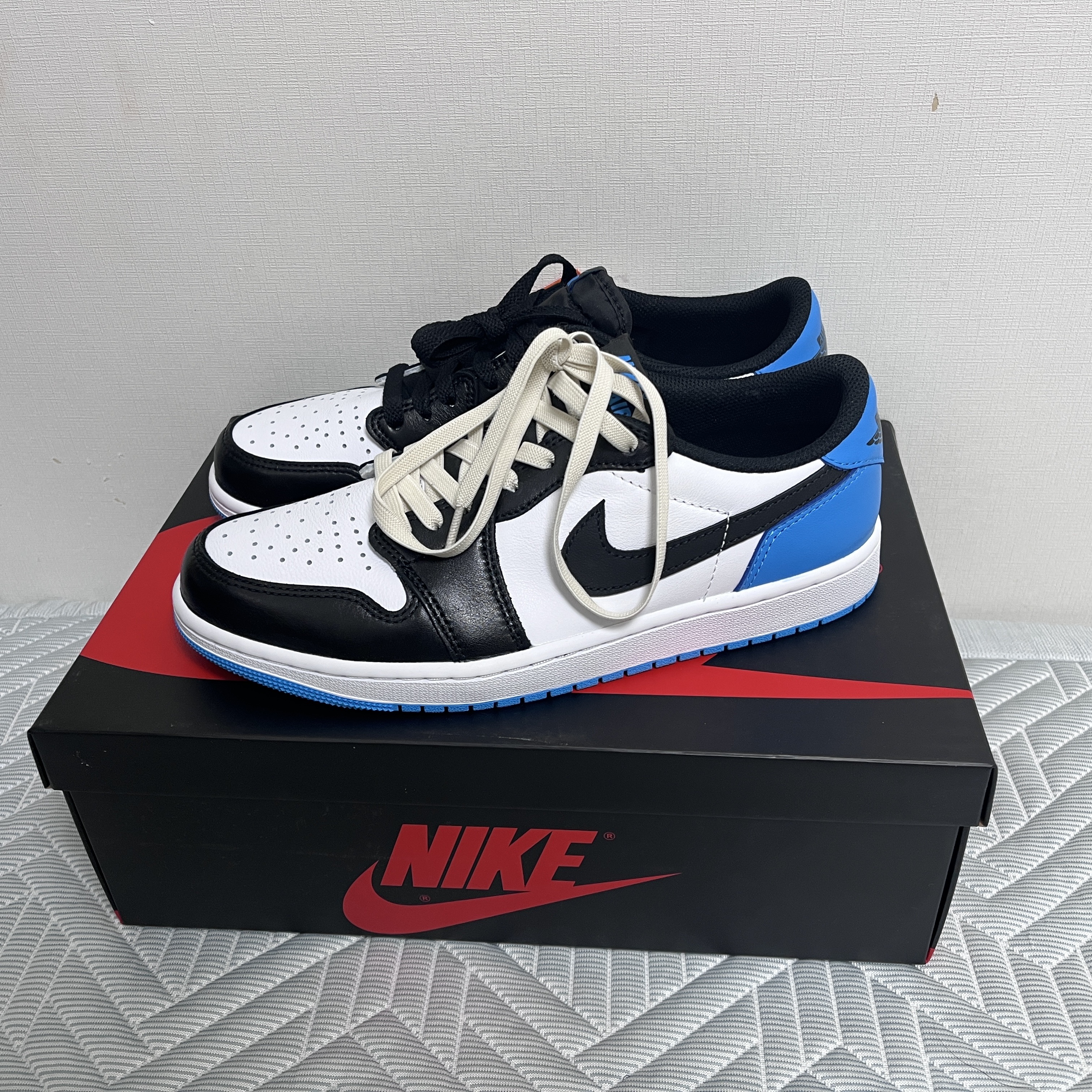 Jordan 1 Retro Low OG Black and Dark Powder Blue 착용 스타일