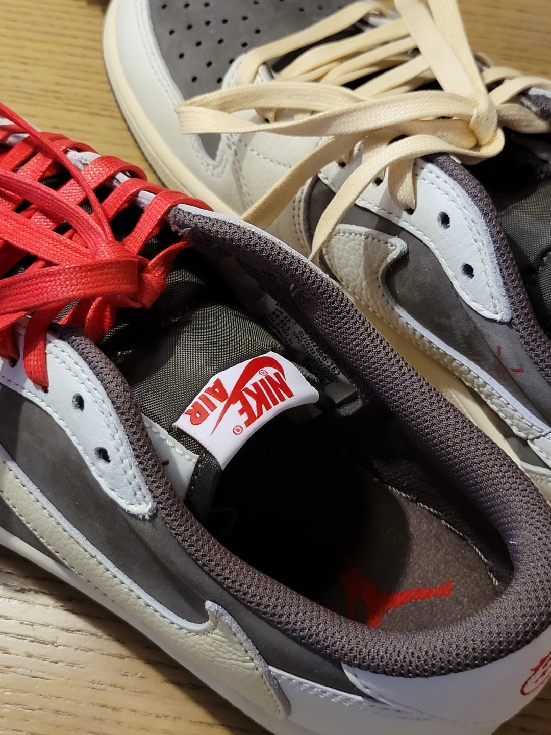 Jordan 1 x Travis Scott Retro Low OG SP Sail and Ridgerock 착용 스타일 - 2