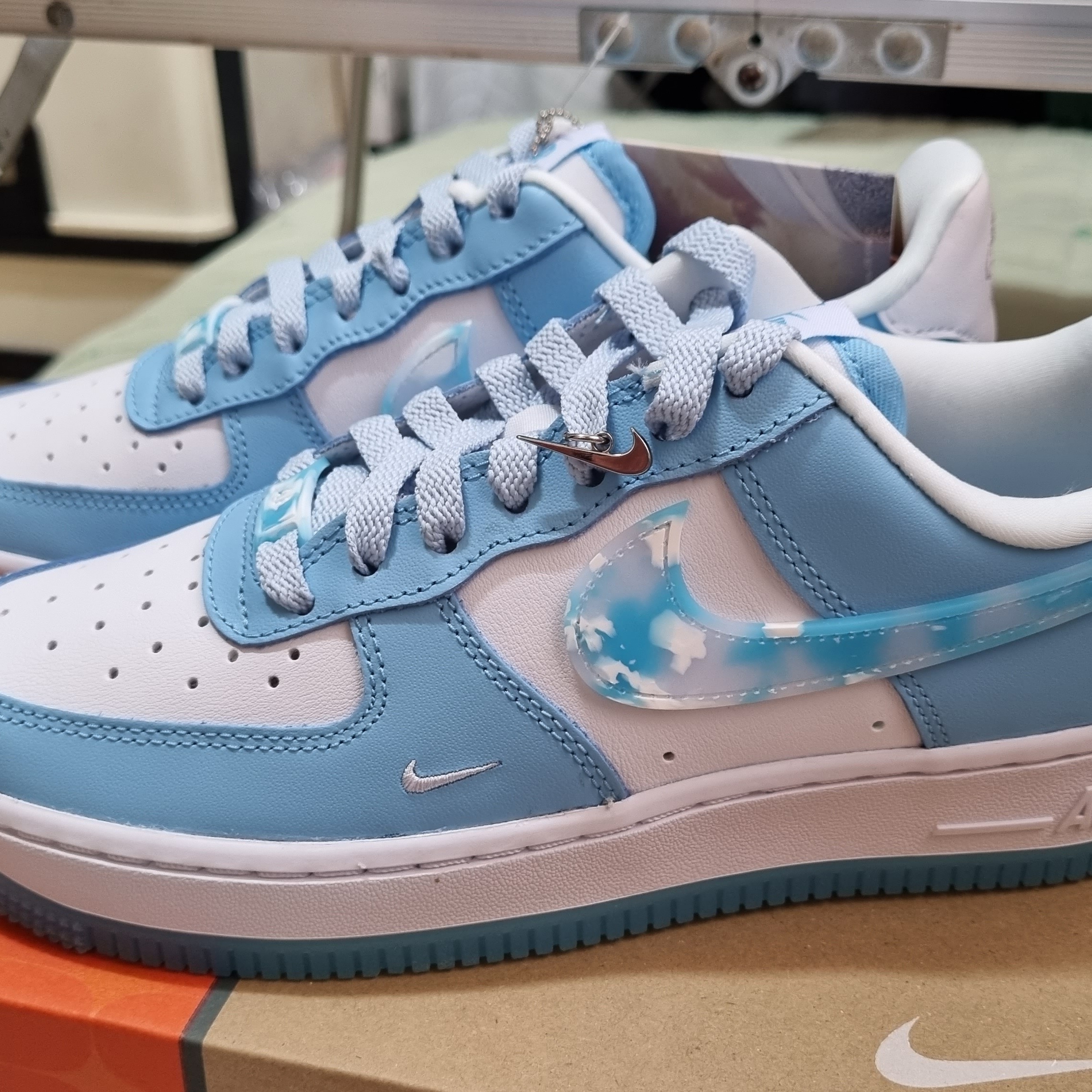 (W) Nike Air Force 1 '07 LX Celestine Blue 착용 스타일 - 2