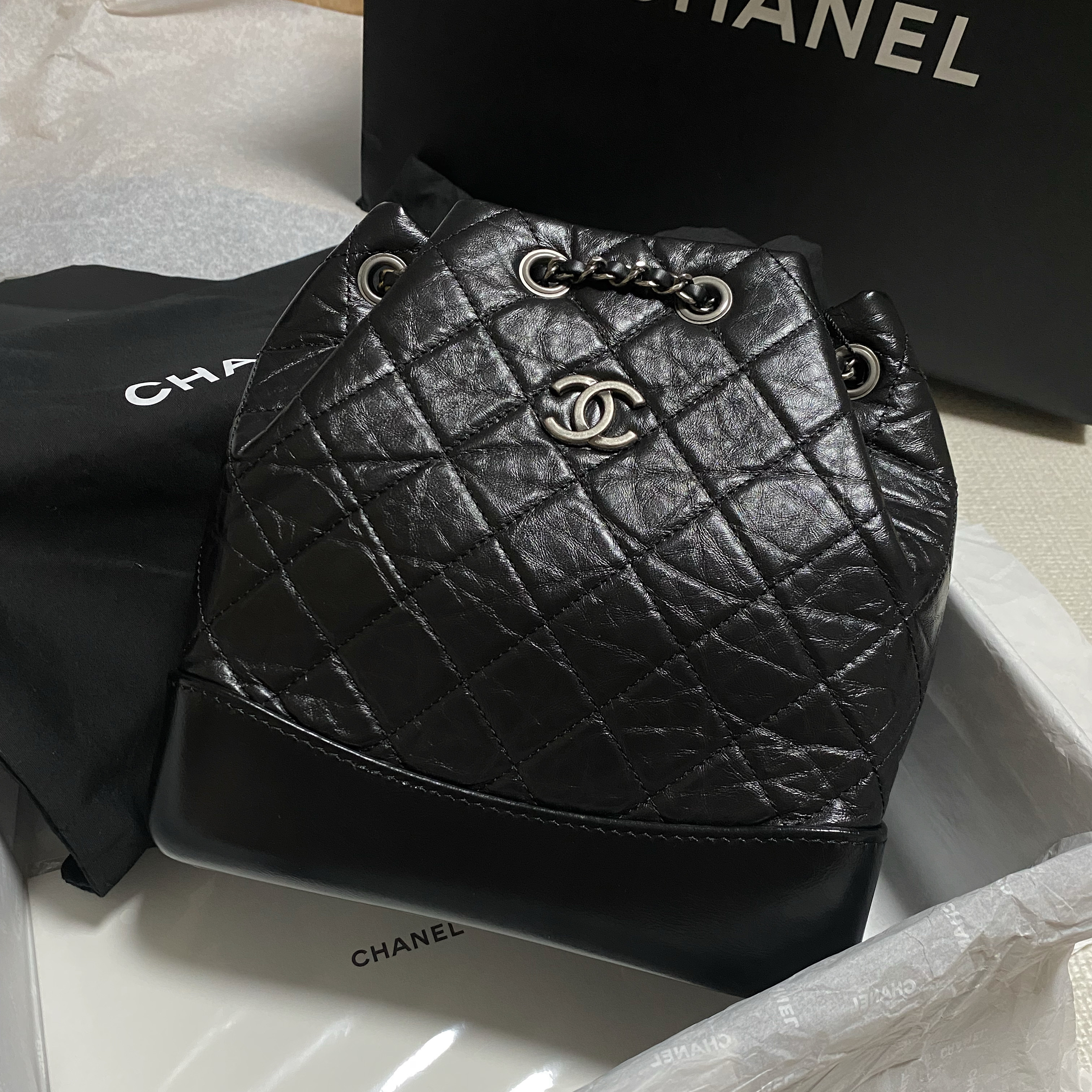 Chanel Small Gabrielle Backpack Aged Calfskin & Gold Silver Black 착용 스타일