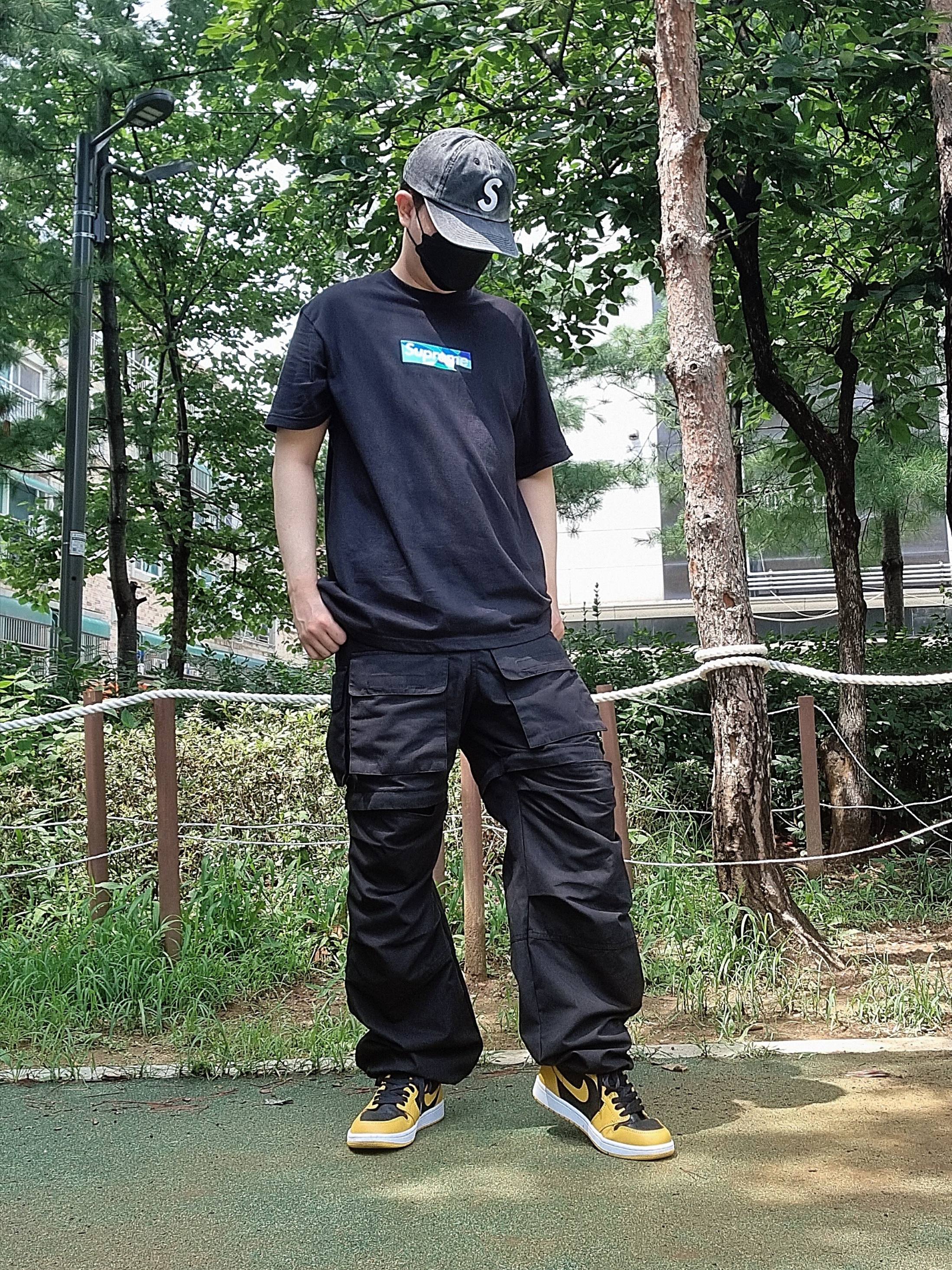 Supreme Pigment Print S Logo 6-Panel Black - 20SS, Supreme x Emilio Pucci Box Logo T-Shirt Black Blue - 21SS 착용 스타일 - 1