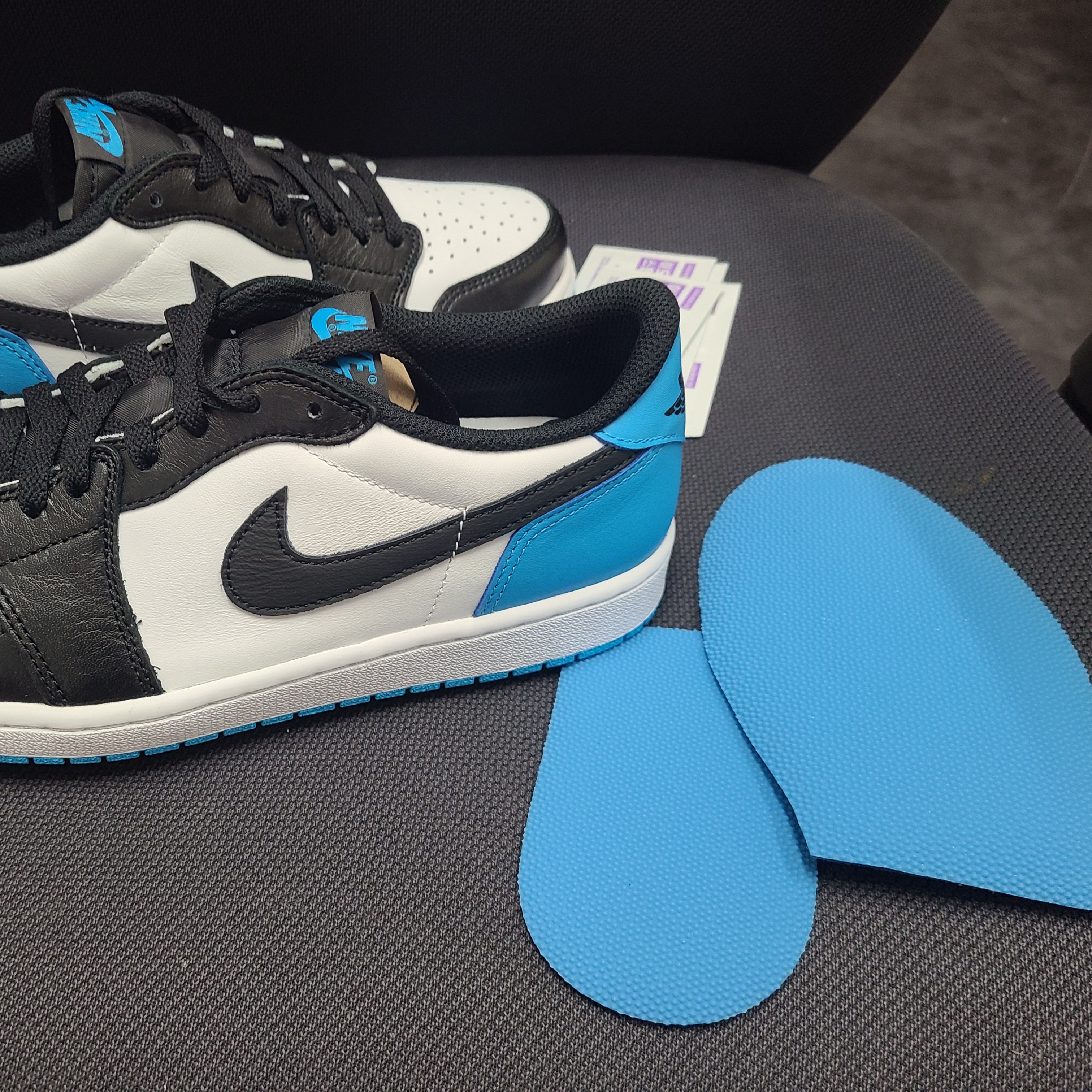 Jordan 1 Retro Low OG Black and Dark Powder Blue 착용 스타일 - 3