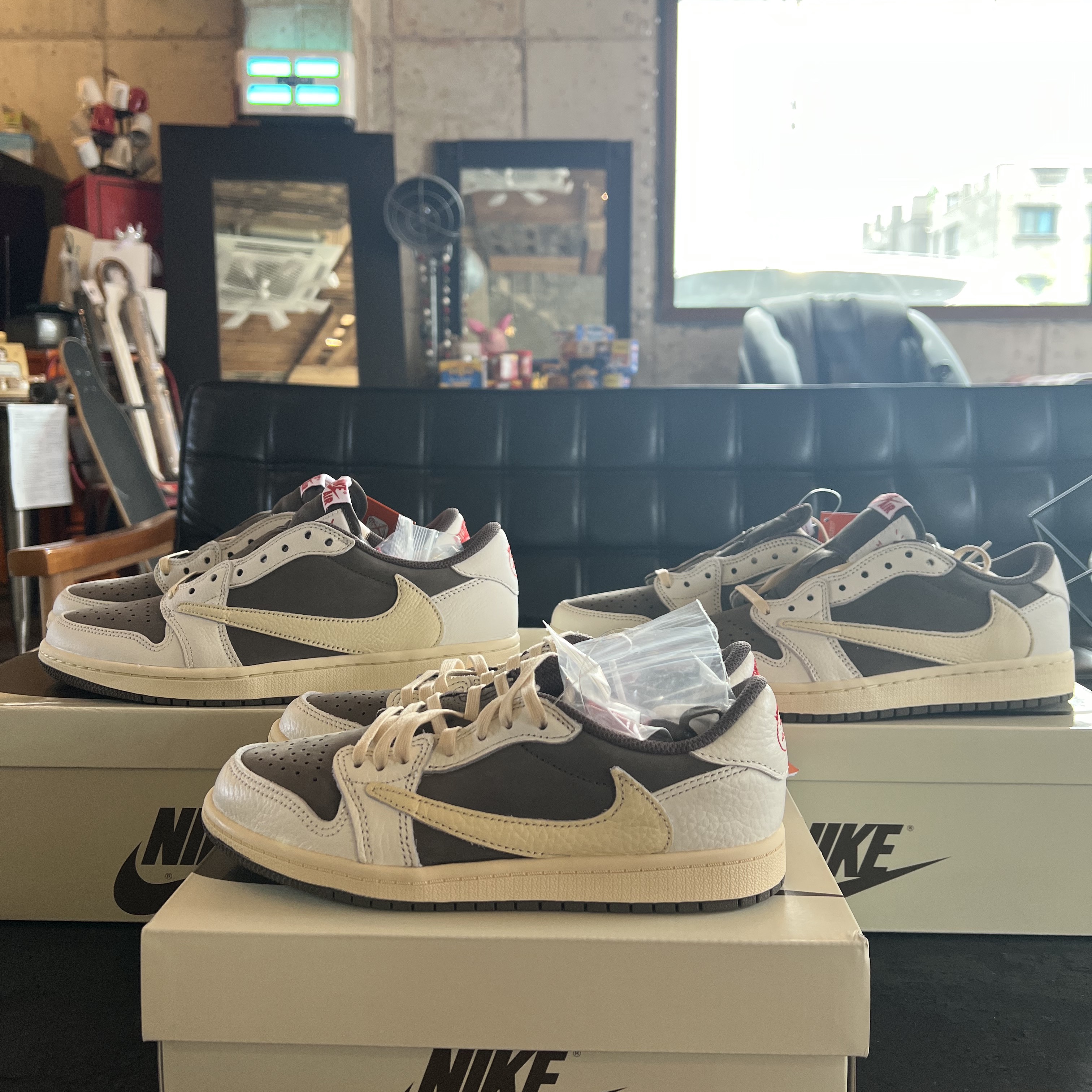 Jordan 1 x Travis Scott Retro Low OG SP Sail and Ridgerock 착용 스타일 - 3