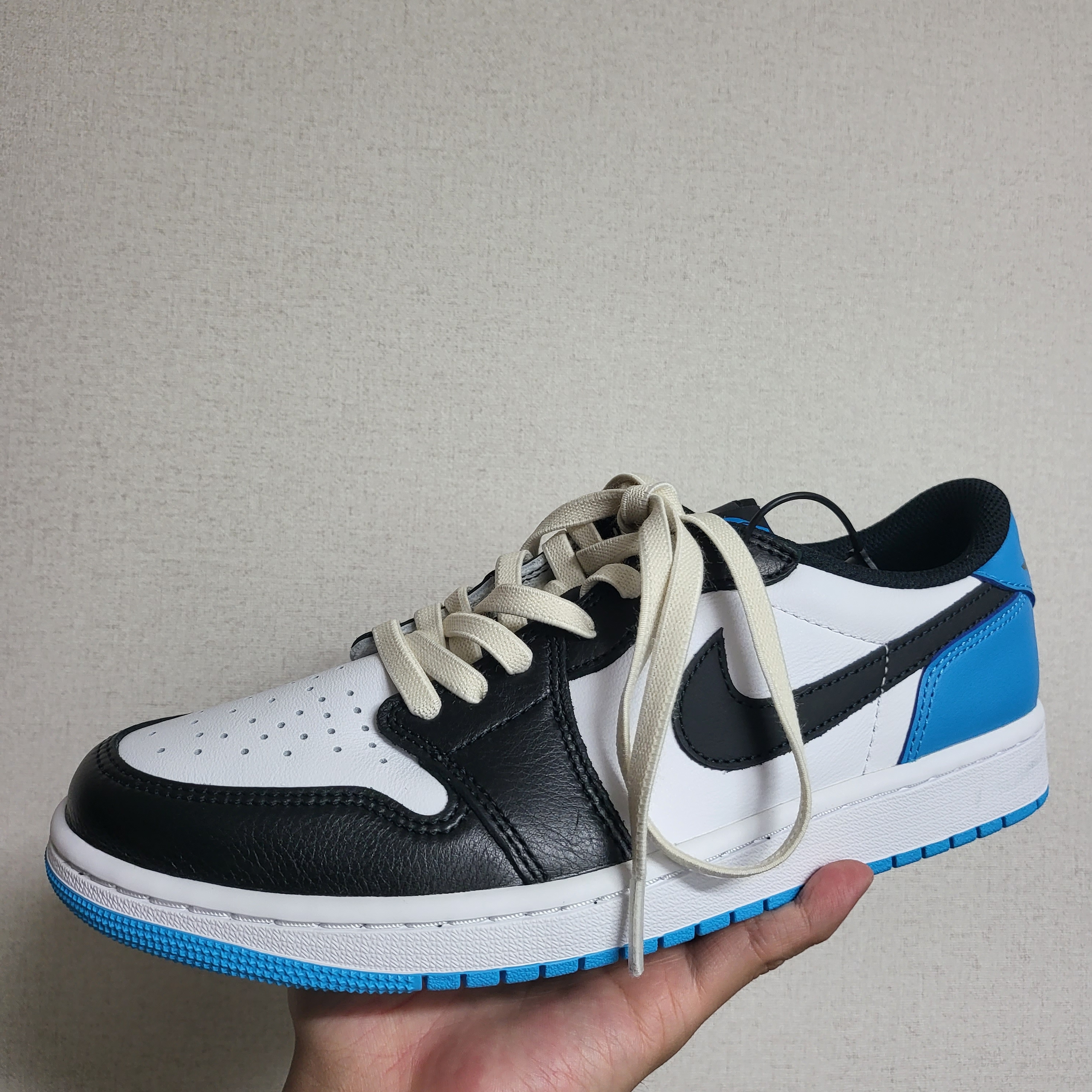 Jordan 1 Retro Low OG Black and Dark Powder Blue 착용 스타일 - 3
