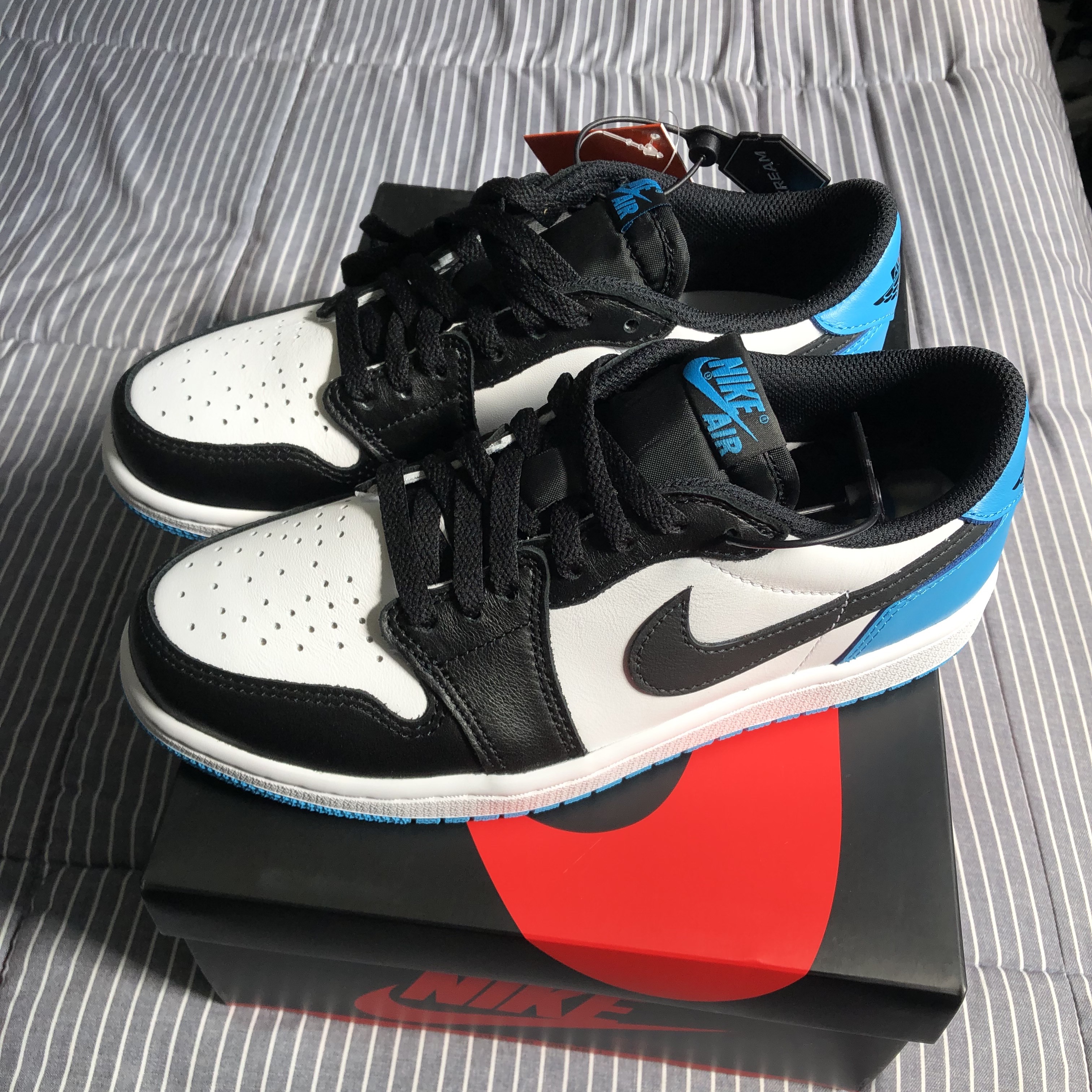 Jordan 1 Retro Low OG Black and Dark Powder Blue 착용 스타일 - 3
