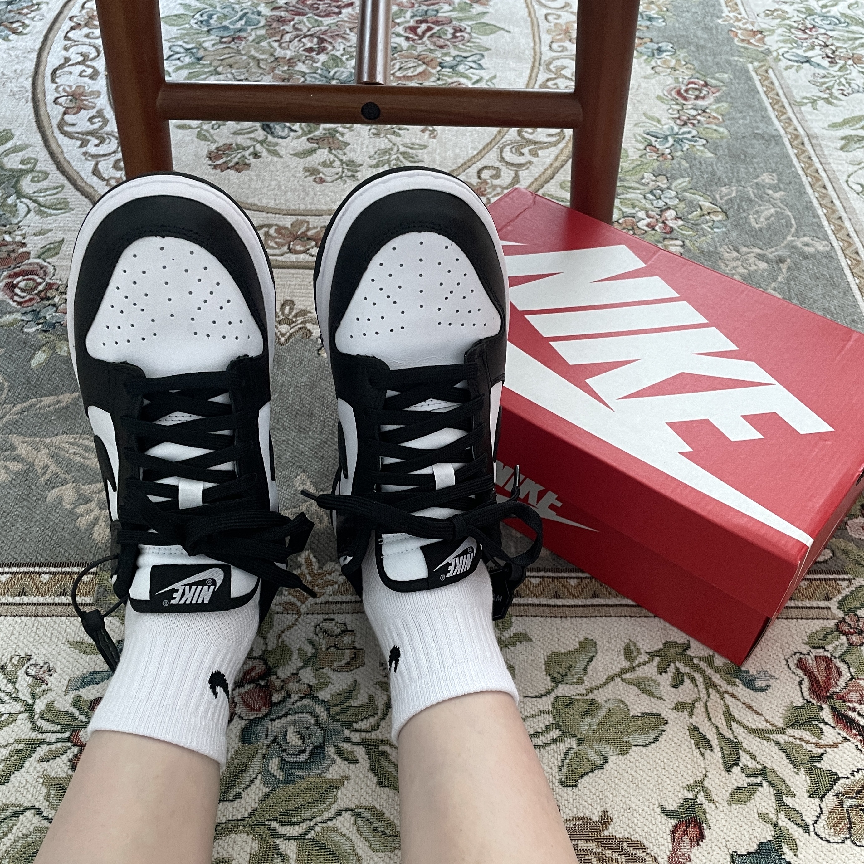 (W) Nike Dunk Low Black 착용 스타일 - 1