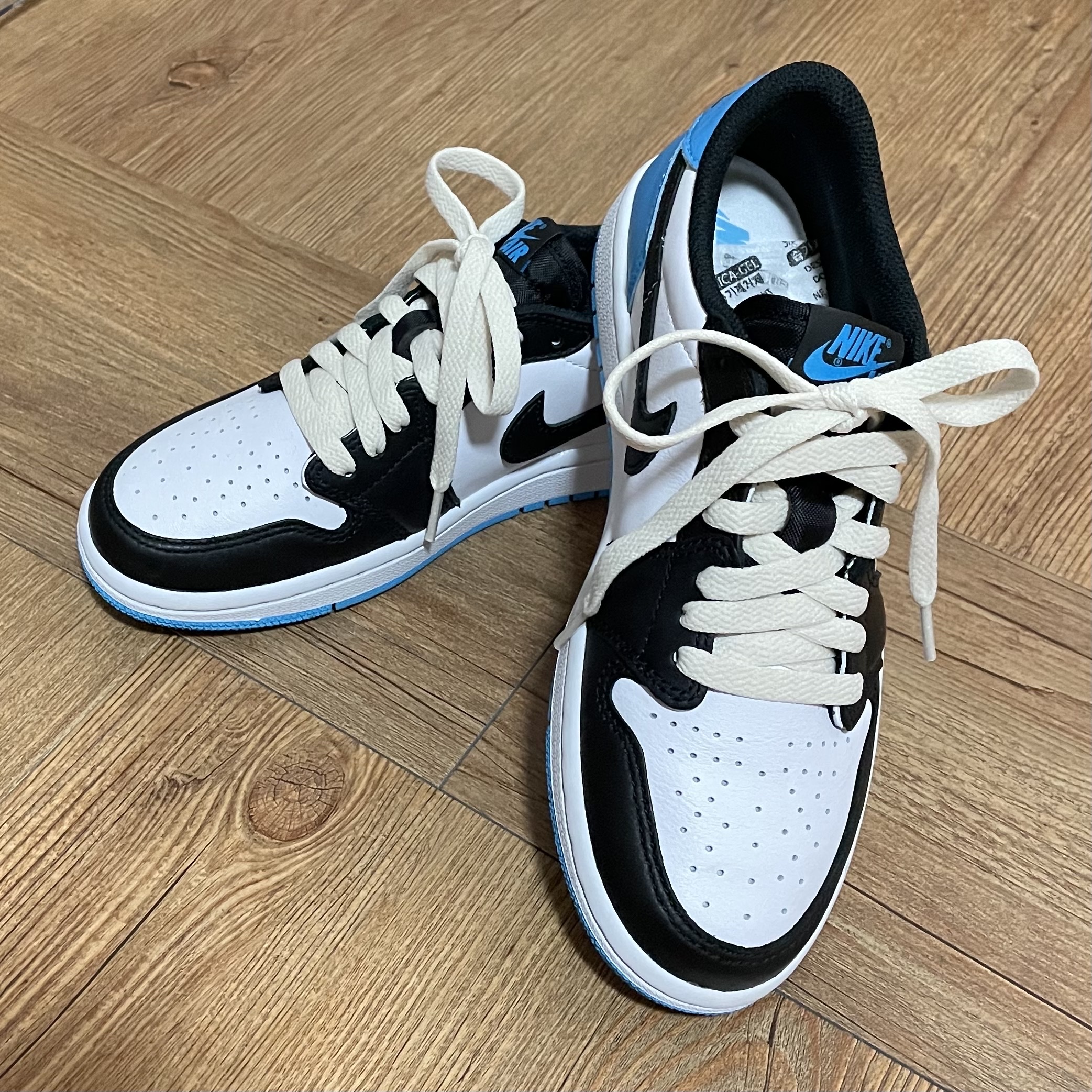 Jordan 1 Retro Low OG Black and Dark Powder Blue 착용 스타일 - 2
