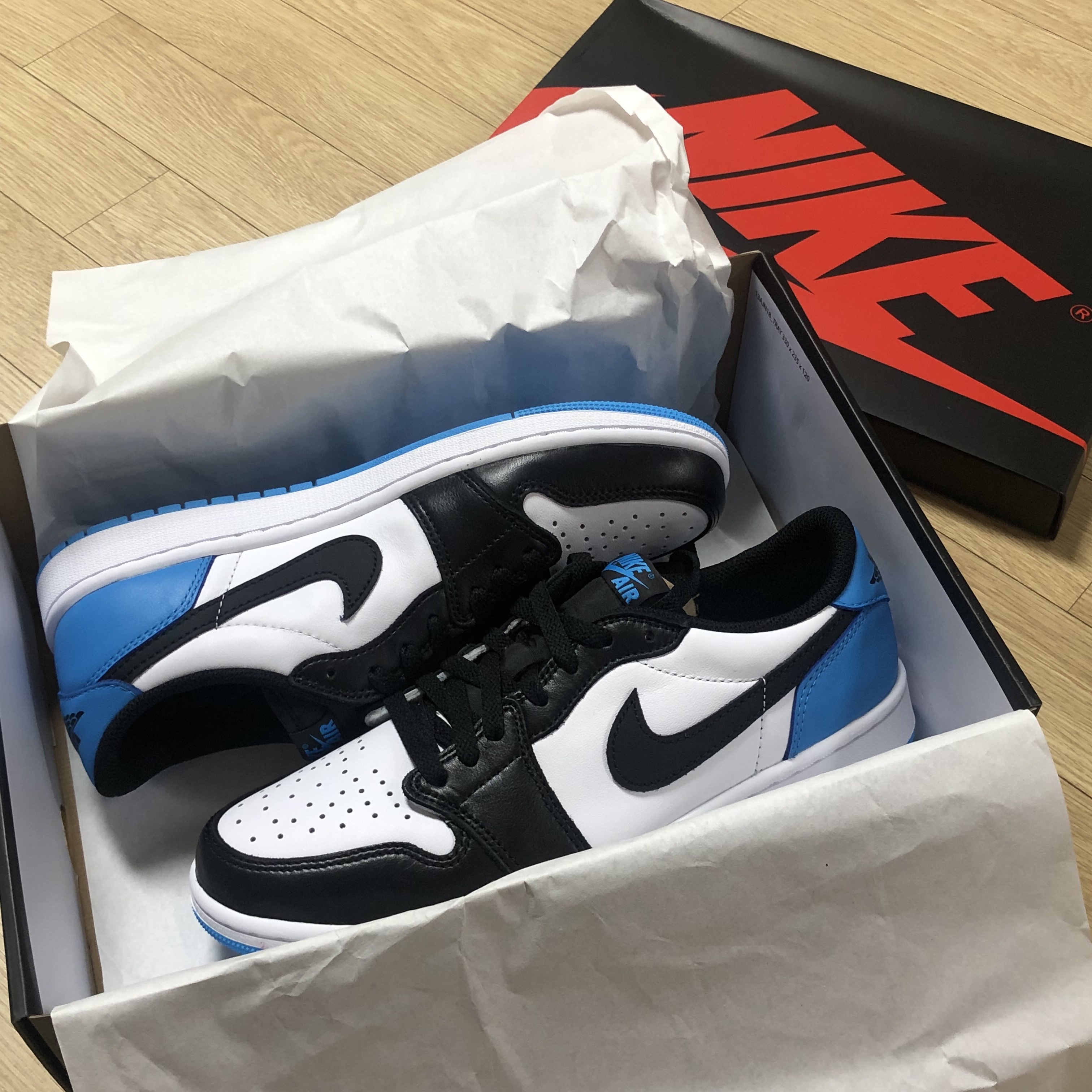 Jordan 1 Retro Low OG Black and Dark Powder Blue 착용 스타일