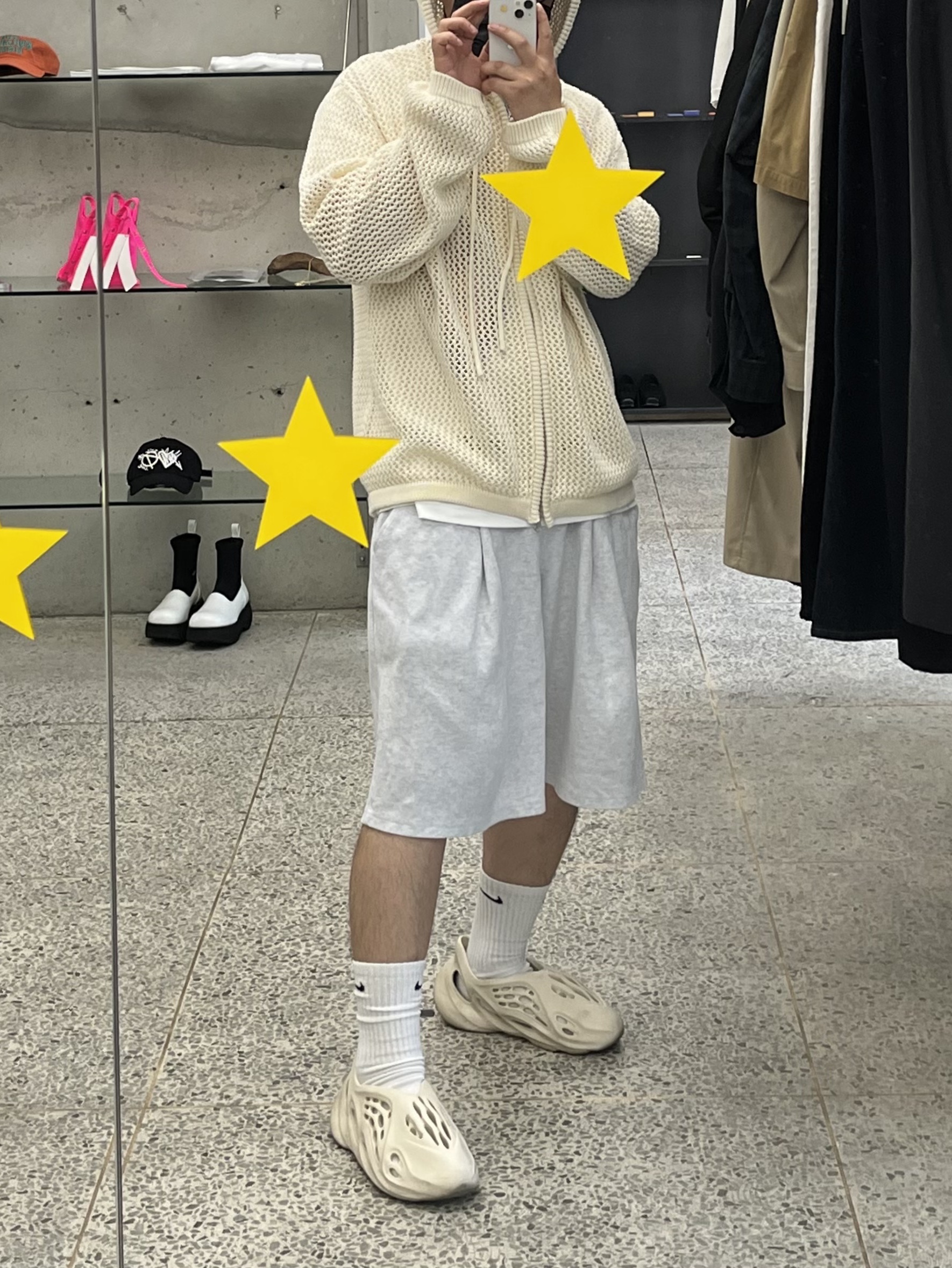 Adidas Yeezy Foam RNNR Sand 착용 스타일