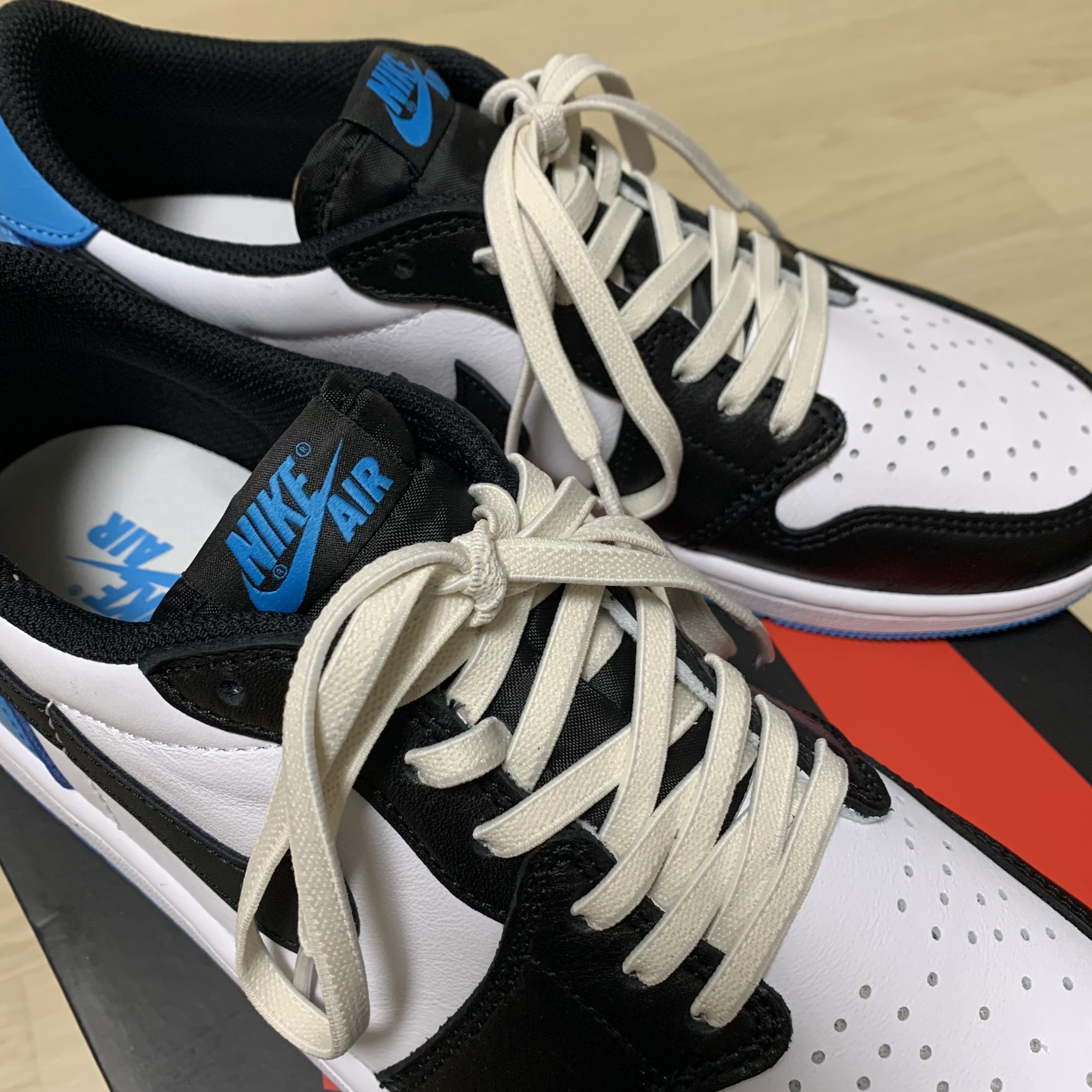 Jordan 1 Retro Low OG Black and Dark Powder Blue 착용 스타일 - 3