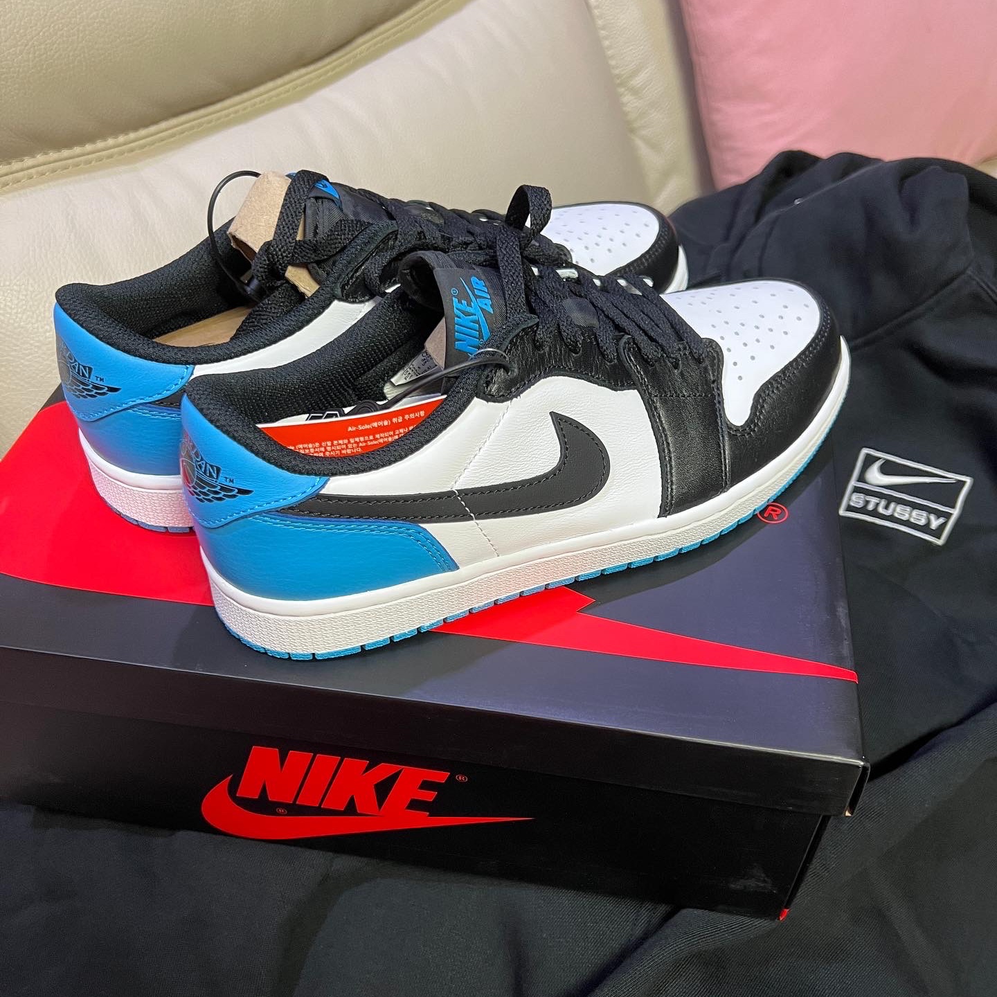 Jordan 1 Retro Low OG Black and Dark Powder Blue, Nike x Stussy NRG RA Washed Pullover Hoodie Black (DN4028-010) 착용 스타일 - 1