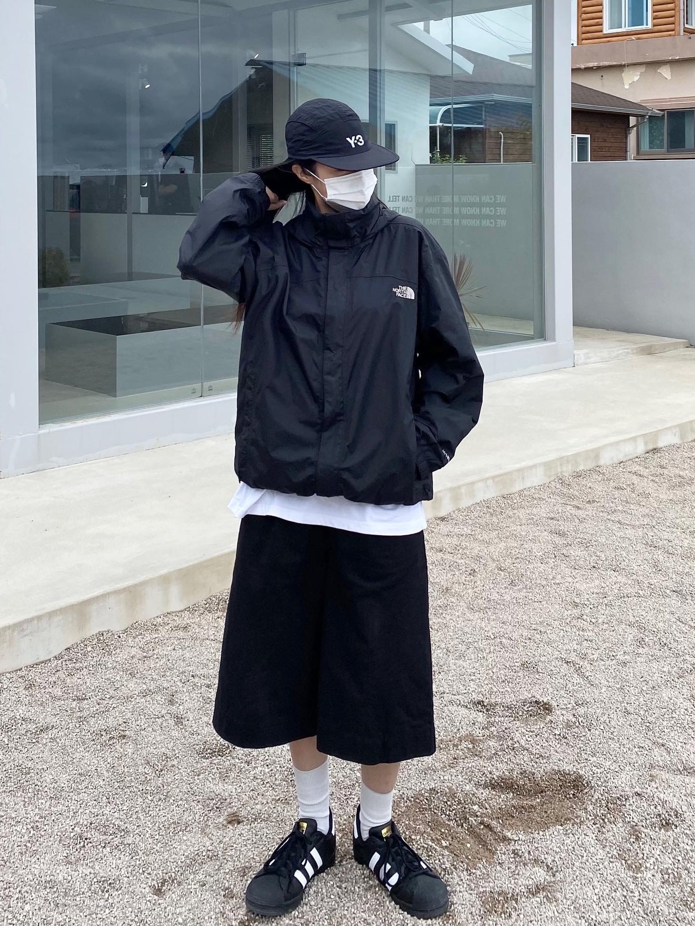 Adidas Superstar Core Black White 착용 스타일 - 2