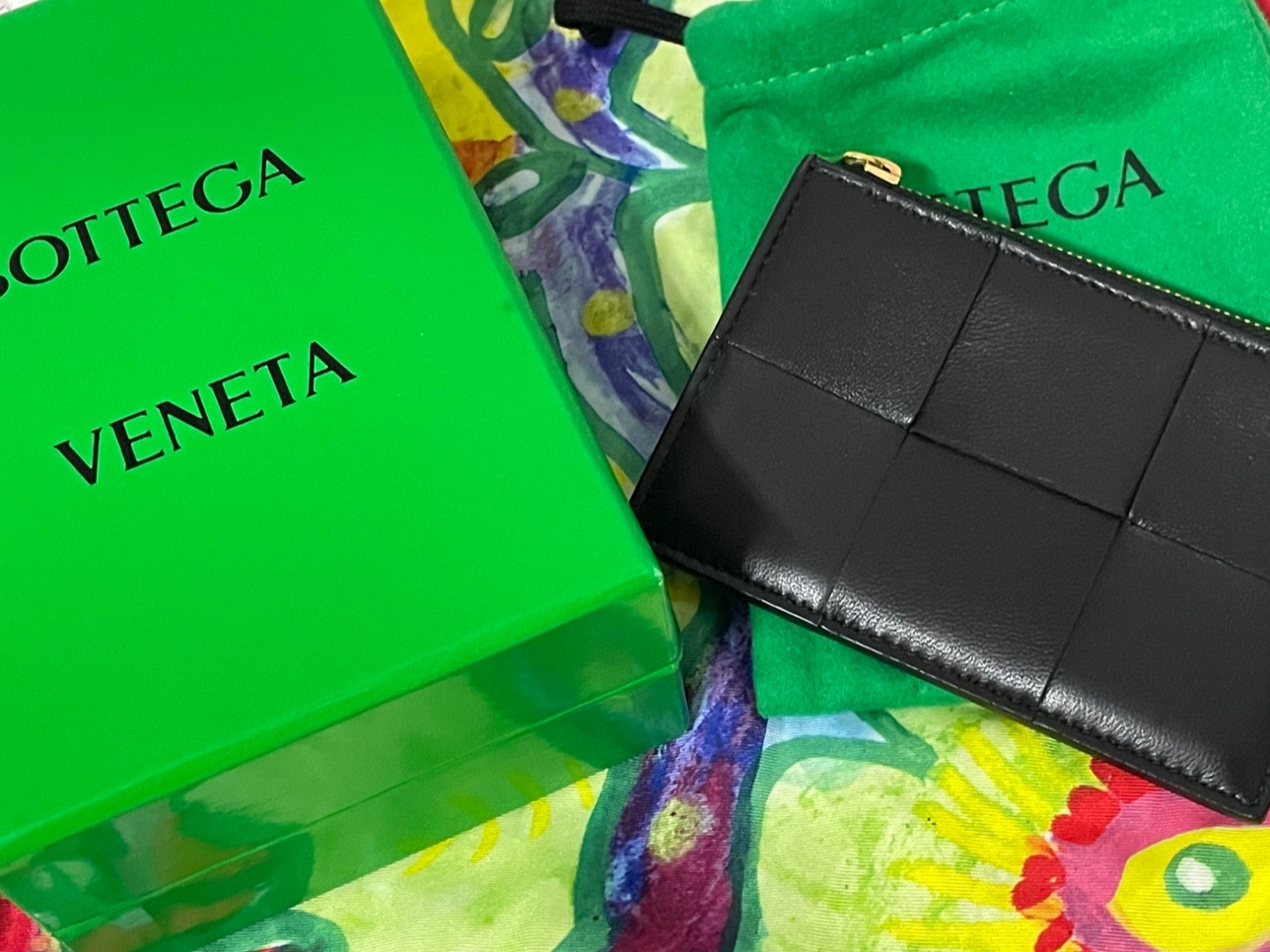 Bottega Veneta Zipped Card Case Black Gold 착용 스타일 - 1