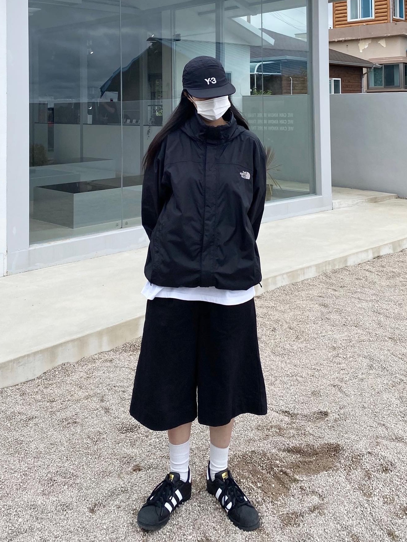 Adidas Superstar Core Black White 착용 스타일 - 3
