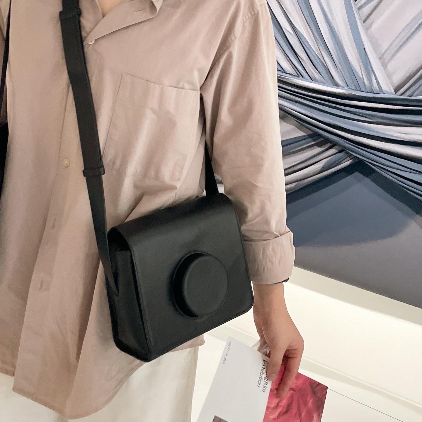 Lemaire Camera Bag Vegetable-Tanned Leather Black 착용 스타일 - 2