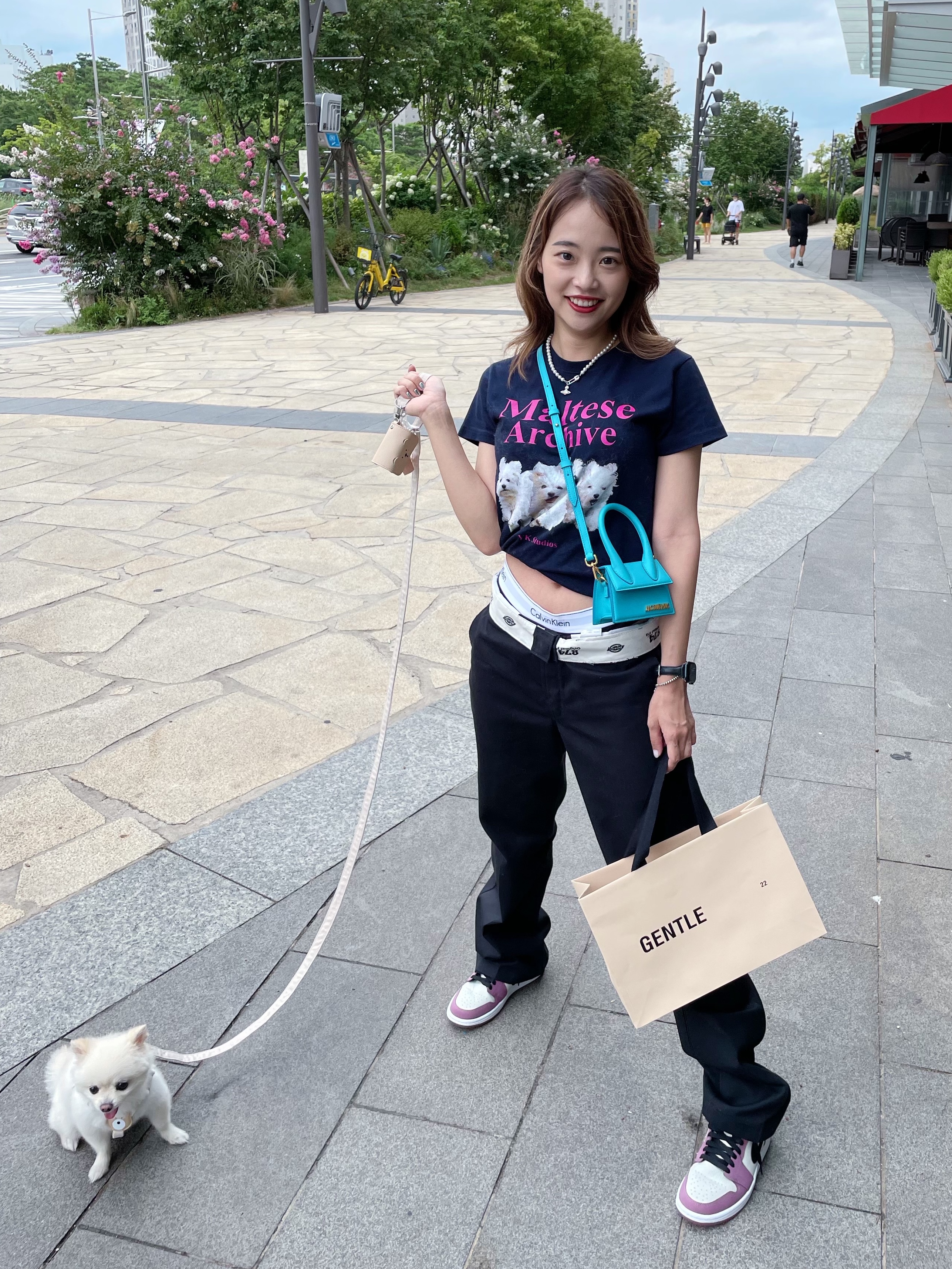 (W) Jordan 1 Mid SE Light Mulberry, Jacquemus Le Chiquito Signature Mini Handbag Green 착용 스타일 - 1