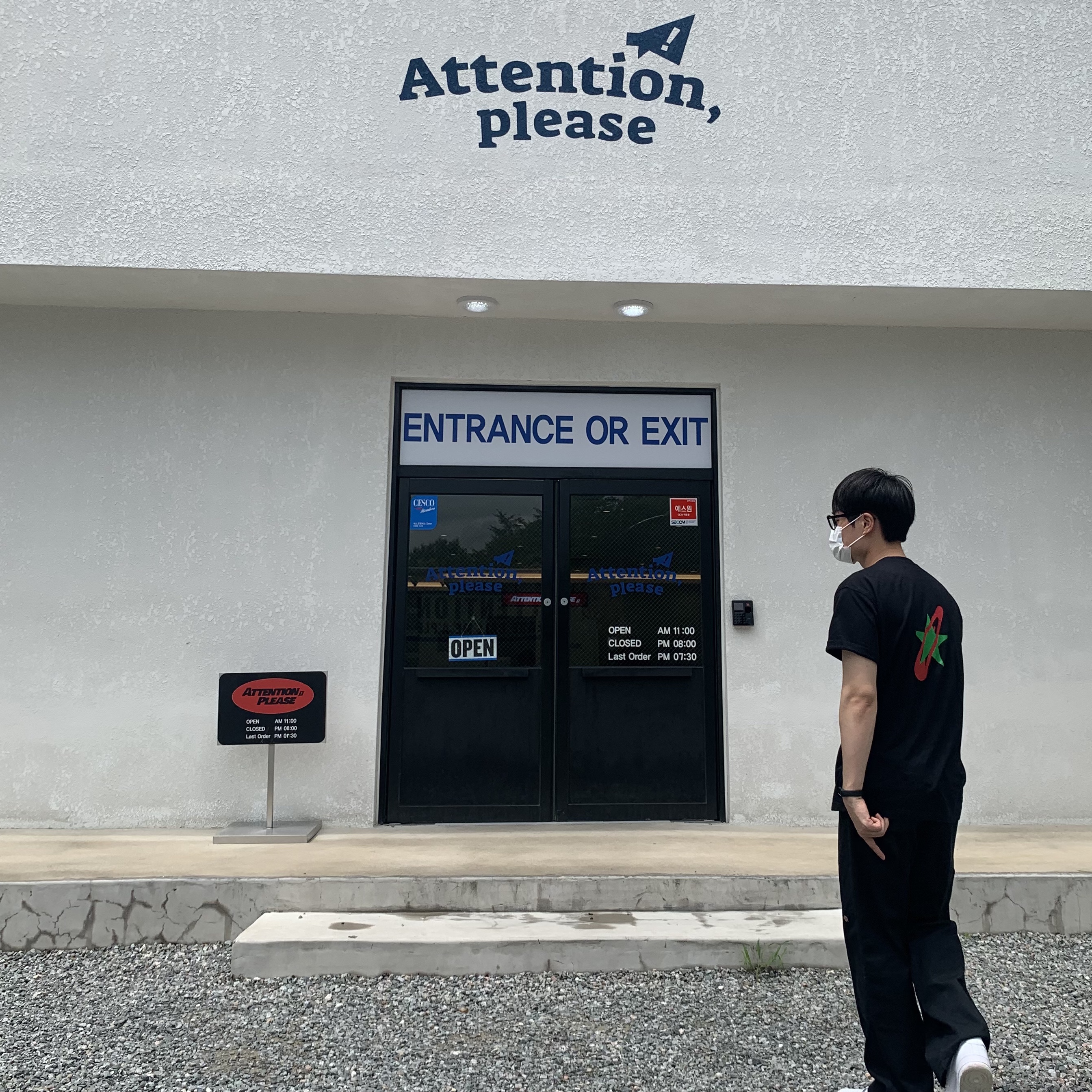 Souvenir Official x Joy Denalane T-Shirt, Nike Air Force 1 '07 Low White 착용 스타일 - 1