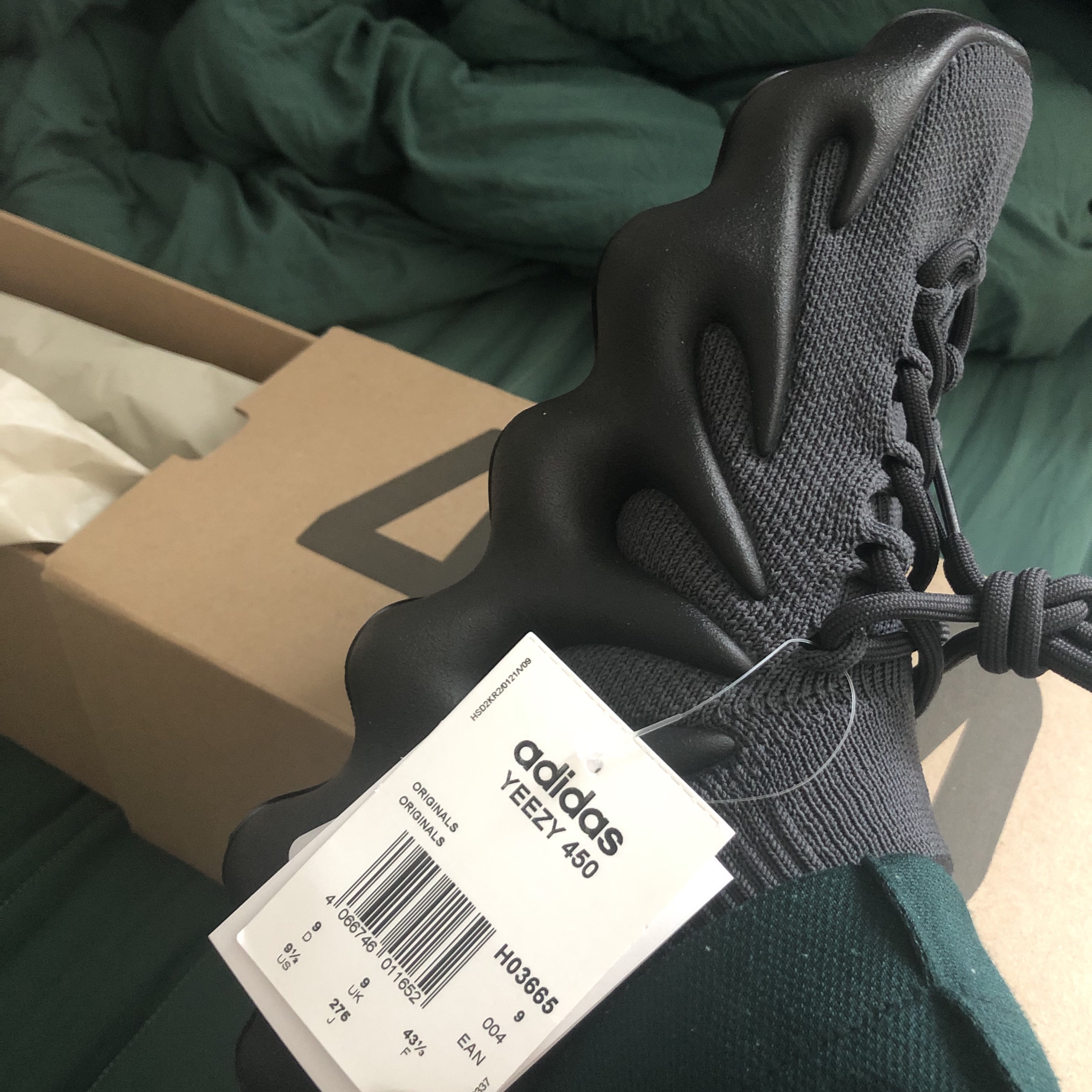 Adidas Yeezy 450 Utility Black 착용 스타일 - 1