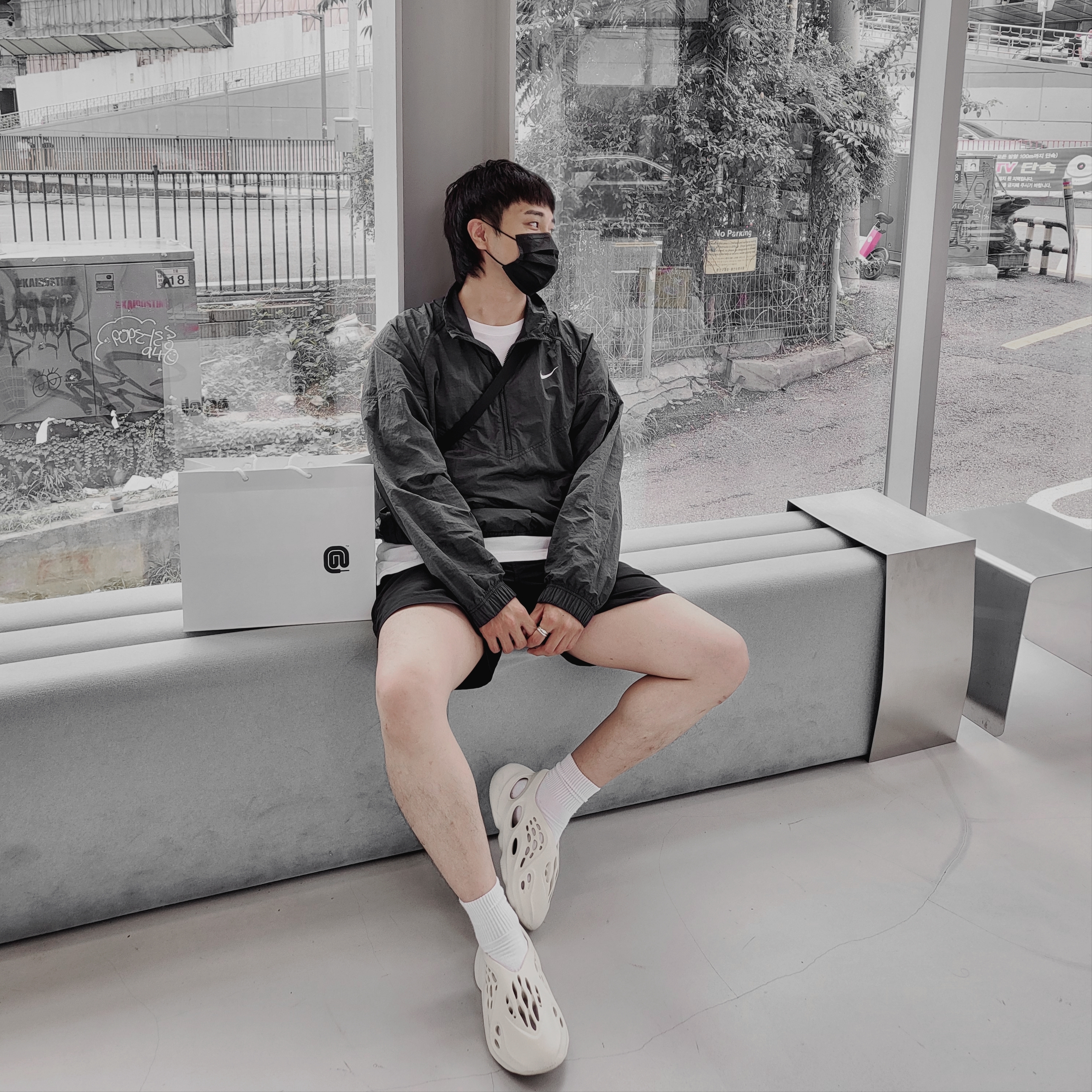 Adidas Yeezy Foam RNNR Sand, Nike x Stussy Windrunner Jacket Off Noir 착용 스타일