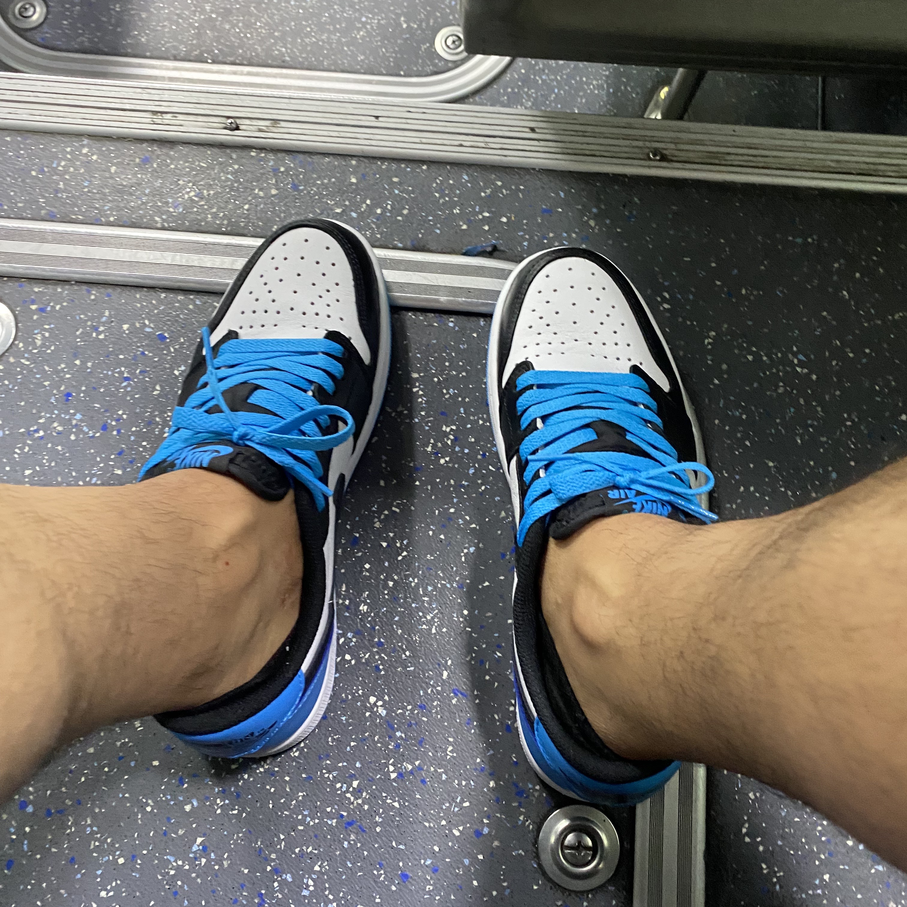 Jordan 1 Retro Low OG Black and Dark Powder Blue 착용 스타일