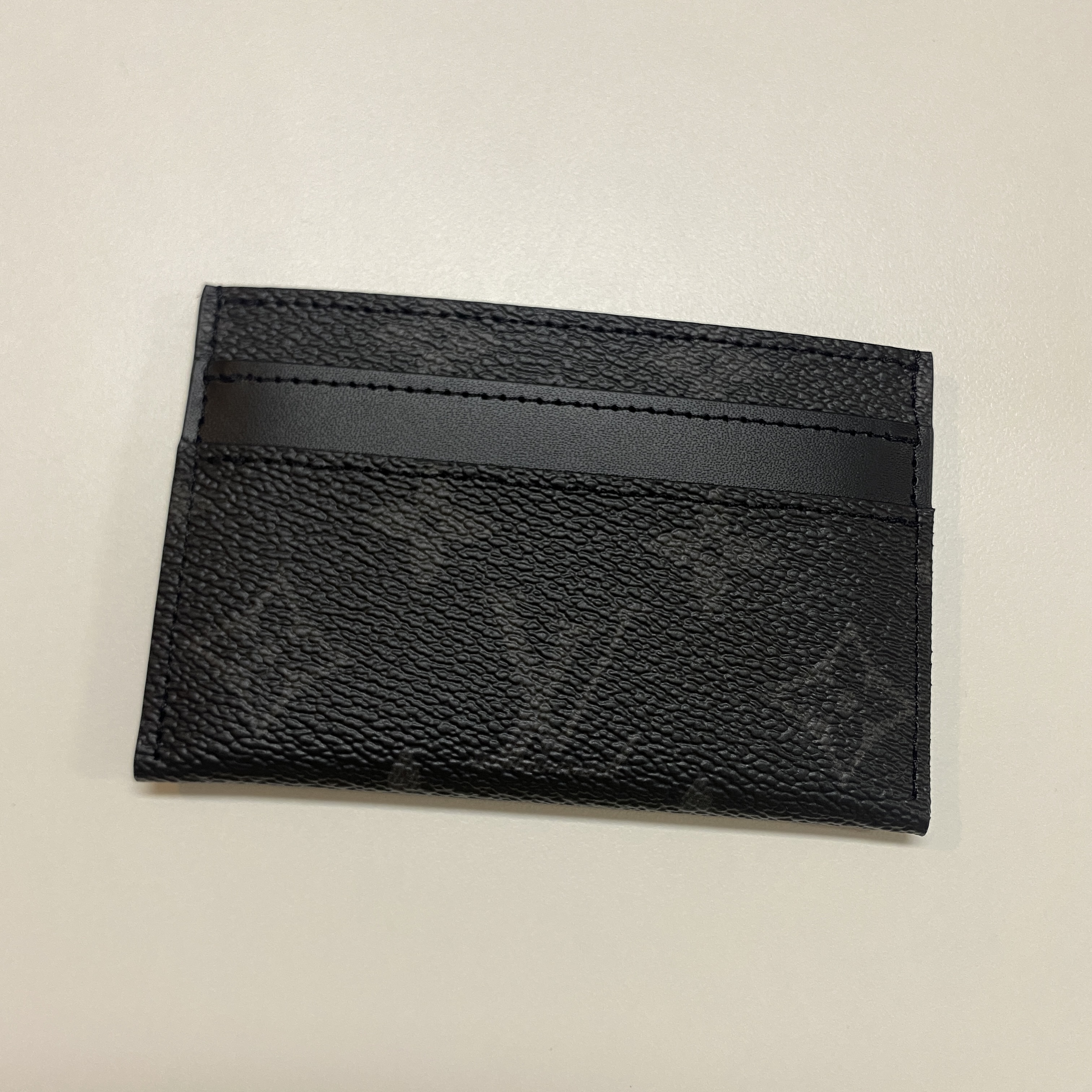 Louis Vuitton Double Card Holder Monogram Eclipse 착용 스타일 - 2