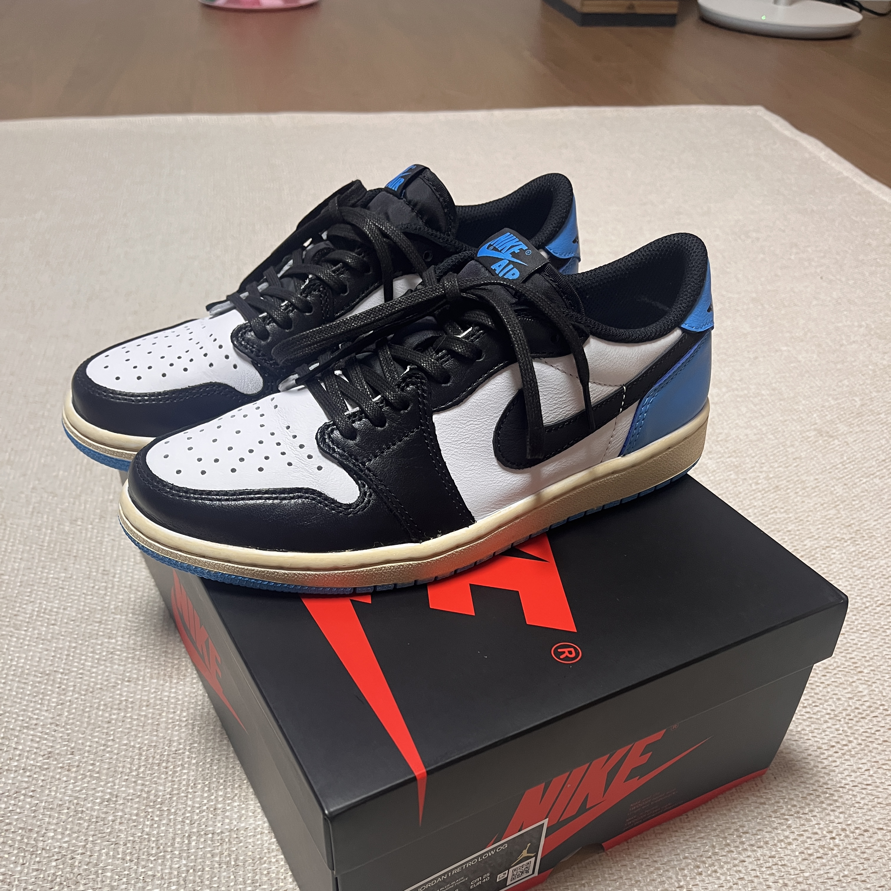 Jordan 1 Retro Low OG Black and Dark Powder Blue 착용 스타일 - 2