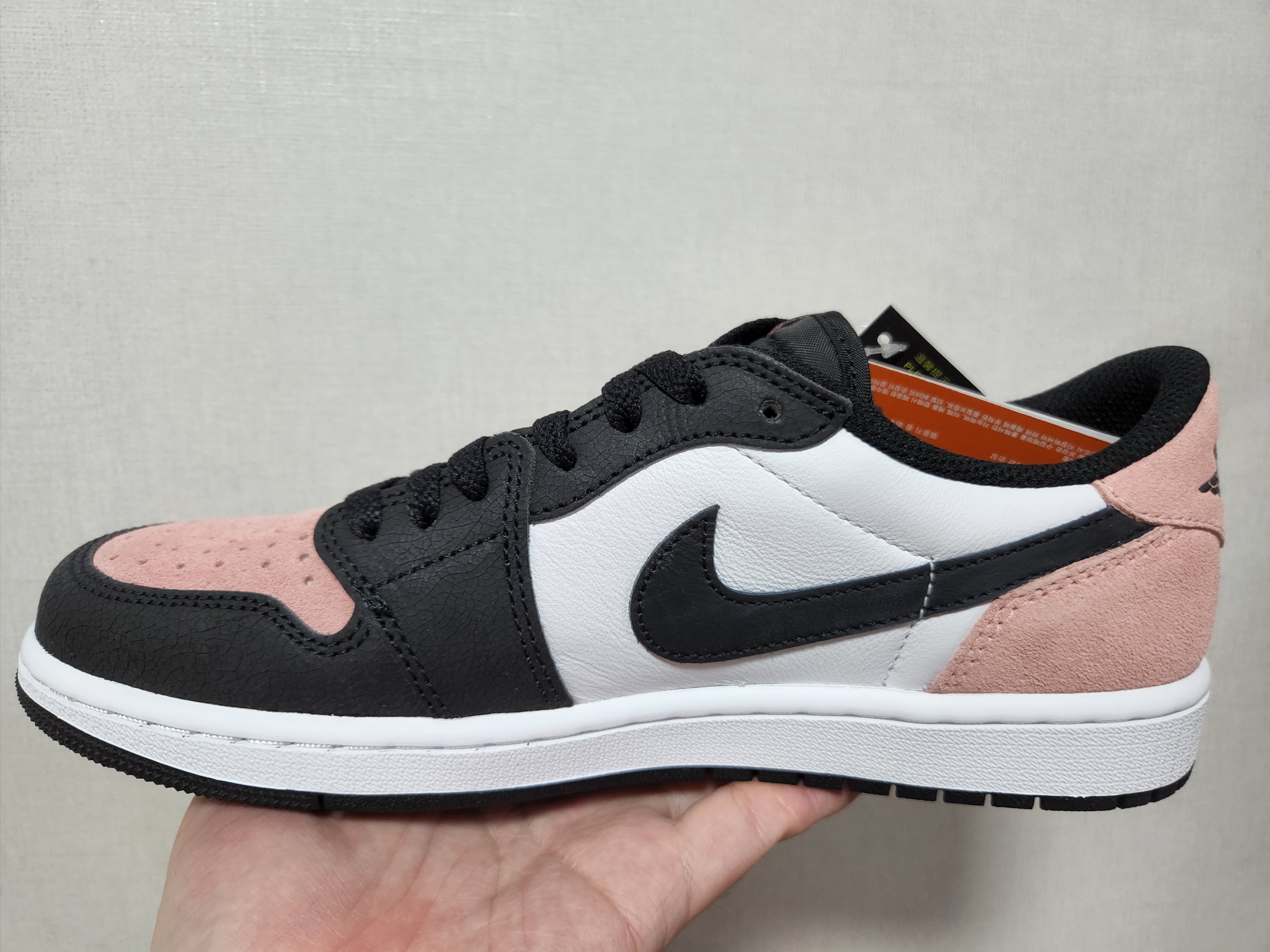 Jordan 1 Retro Low OG Bleached Coral 착용 스타일 - 2