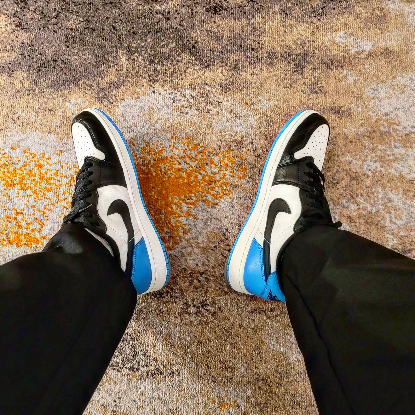 Jordan 1 Retro Low OG Black and Dark Powder Blue 착용 스타일 - 1