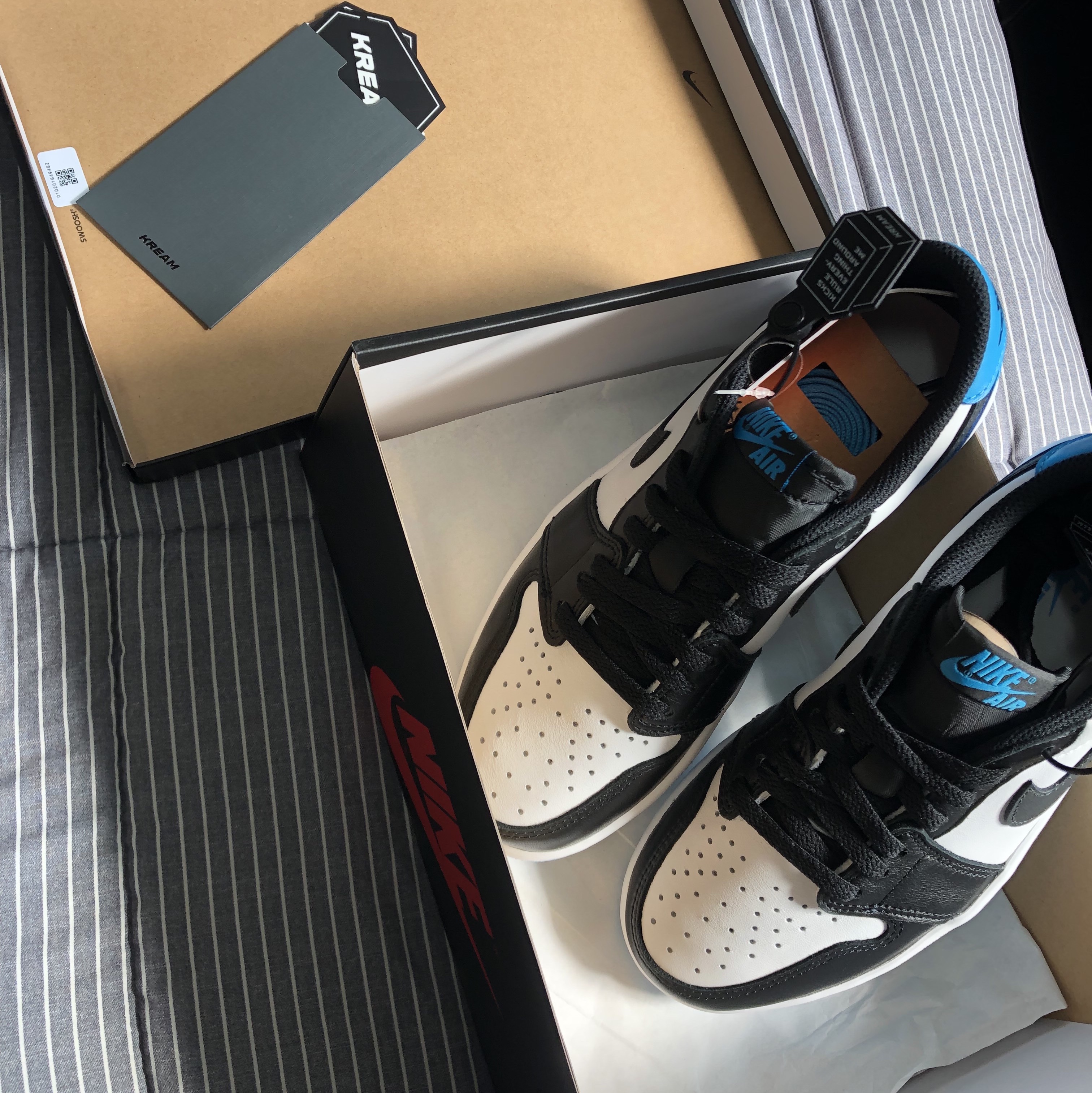 Jordan 1 Retro Low OG Black and Dark Powder Blue 착용 스타일 - 4