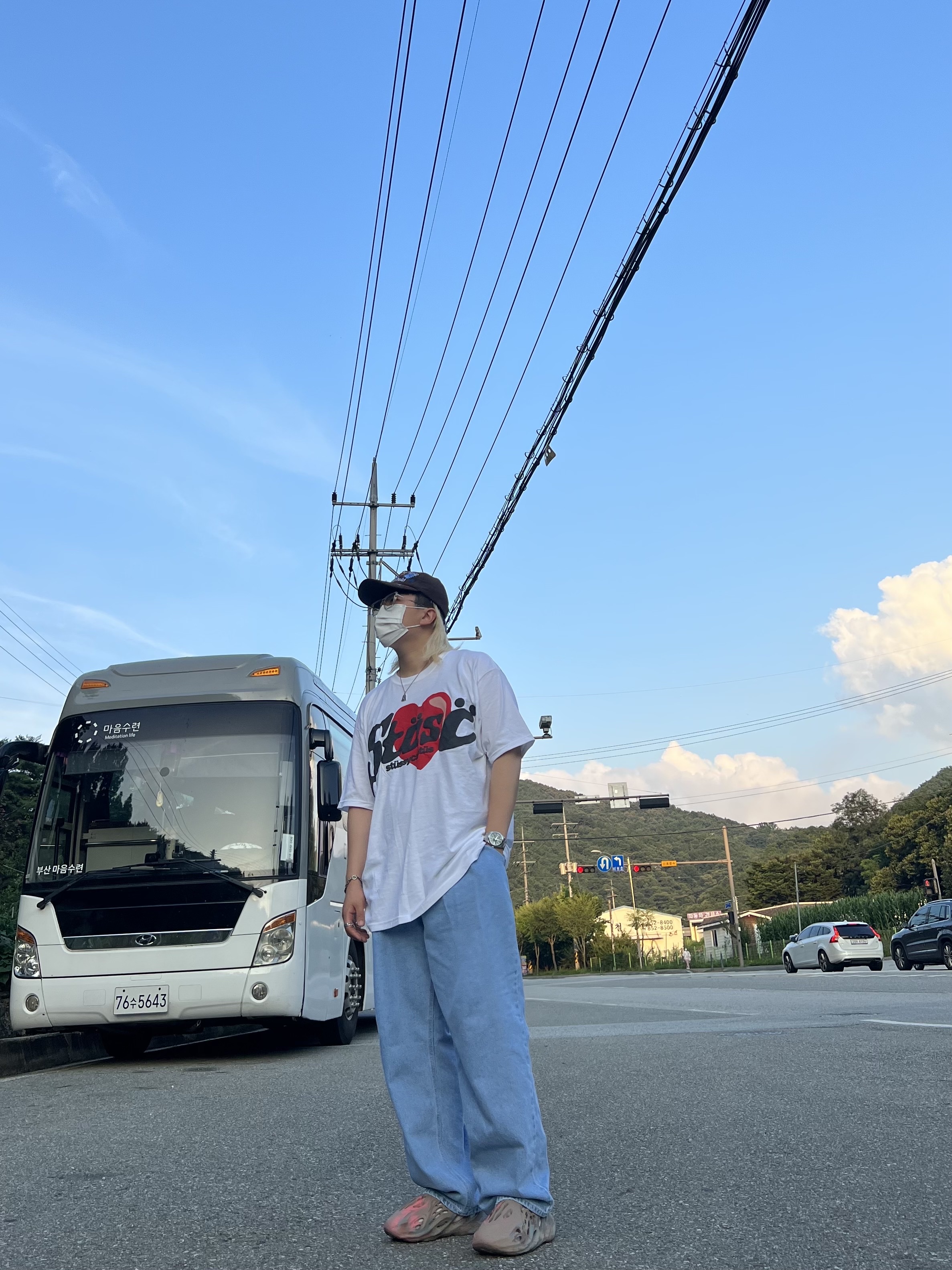 Adidas Yeezy Foam RNNR MX Sand Grey, Stussy x Cactus Plant Flea Market Heart T-Shirt 착용 스타일 - 3