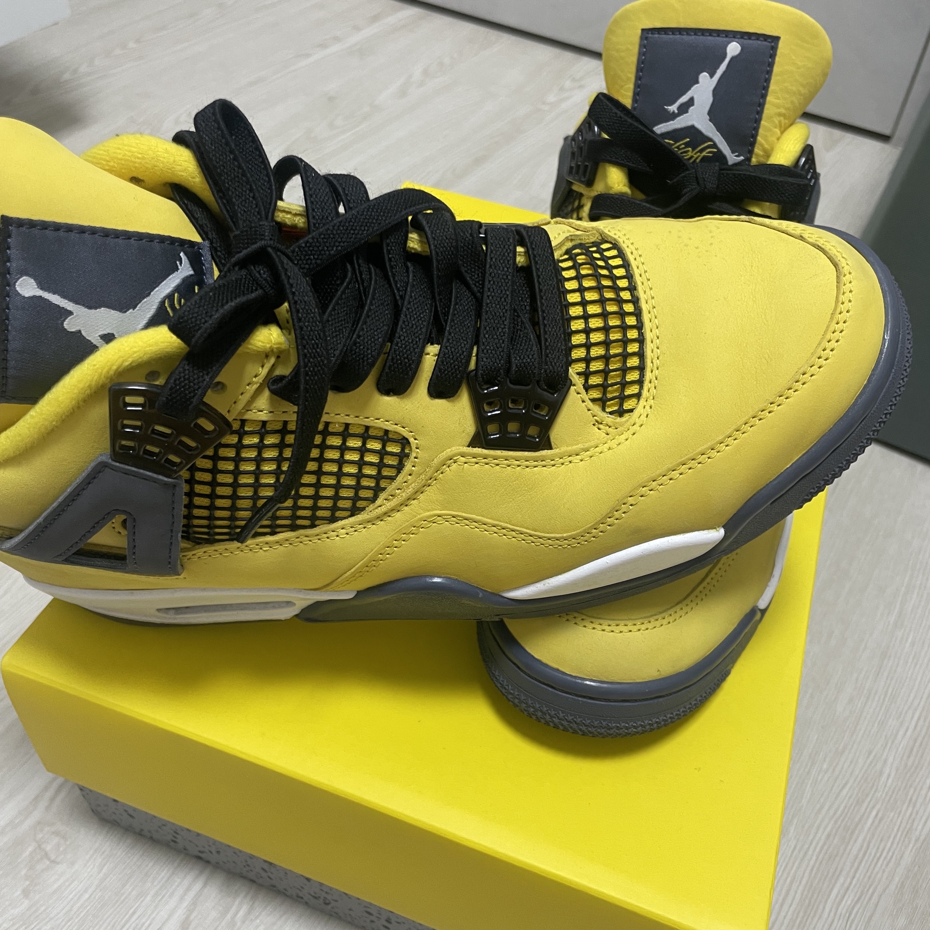 Jordan 4 Retro Tour Yellow 착용 스타일