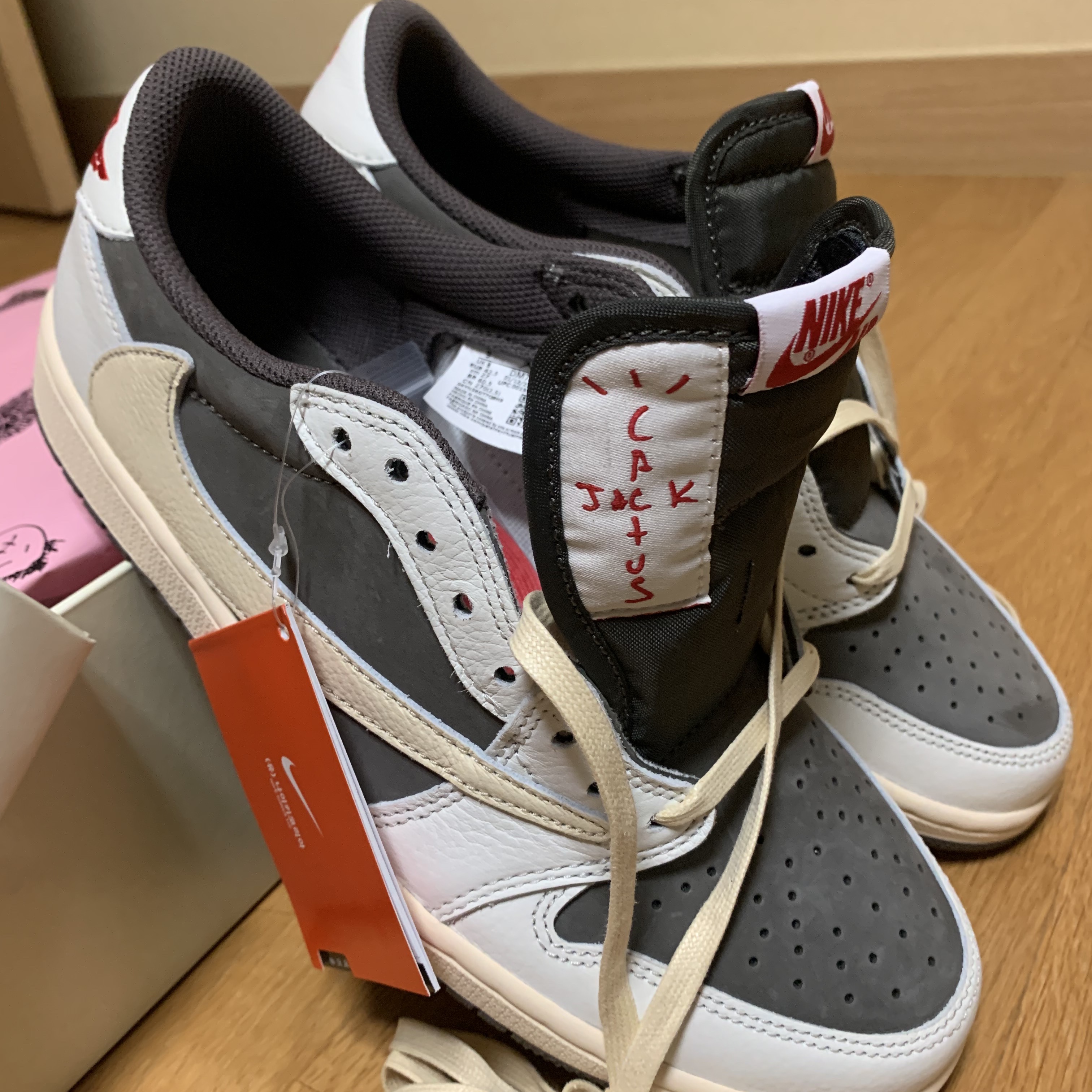 Jordan 1 x Travis Scott Retro Low OG SP Sail and Ridgerock 착용 스타일 - 4