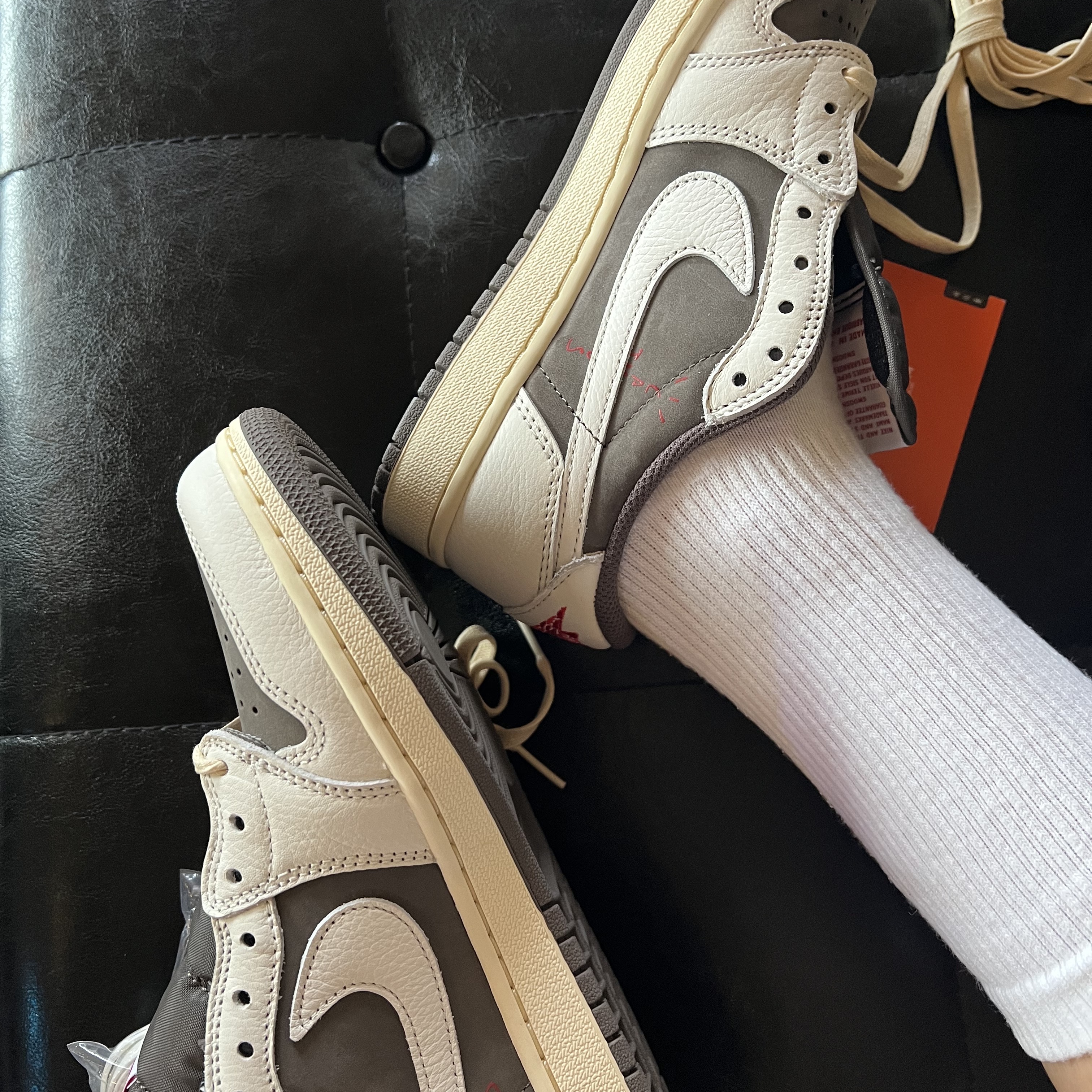 Jordan 1 x Travis Scott Retro Low OG SP Sail and Ridgerock 착용 스타일 - 1