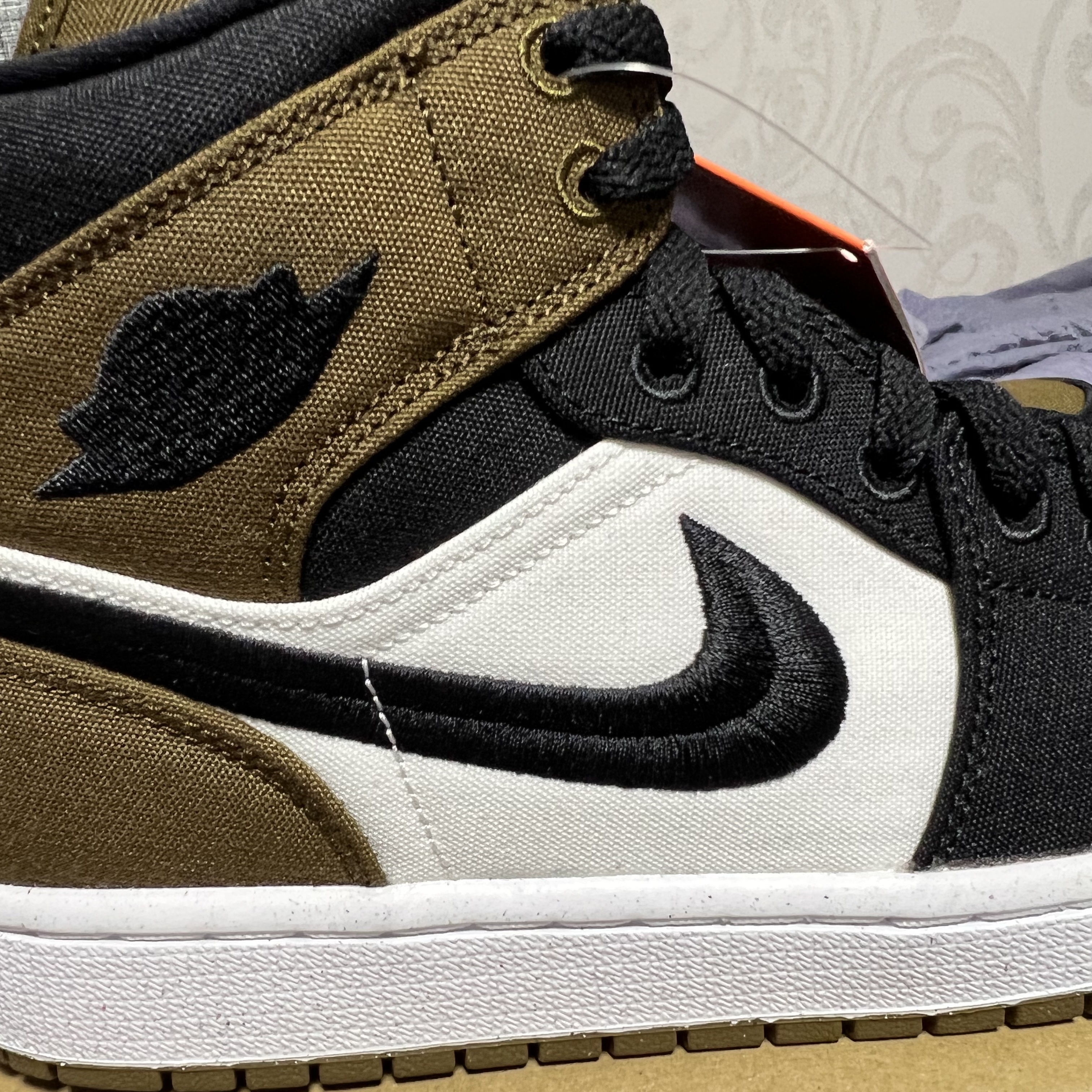 (W) Jordan 1 Mid SE Light Olive Black 착용 스타일 - 2