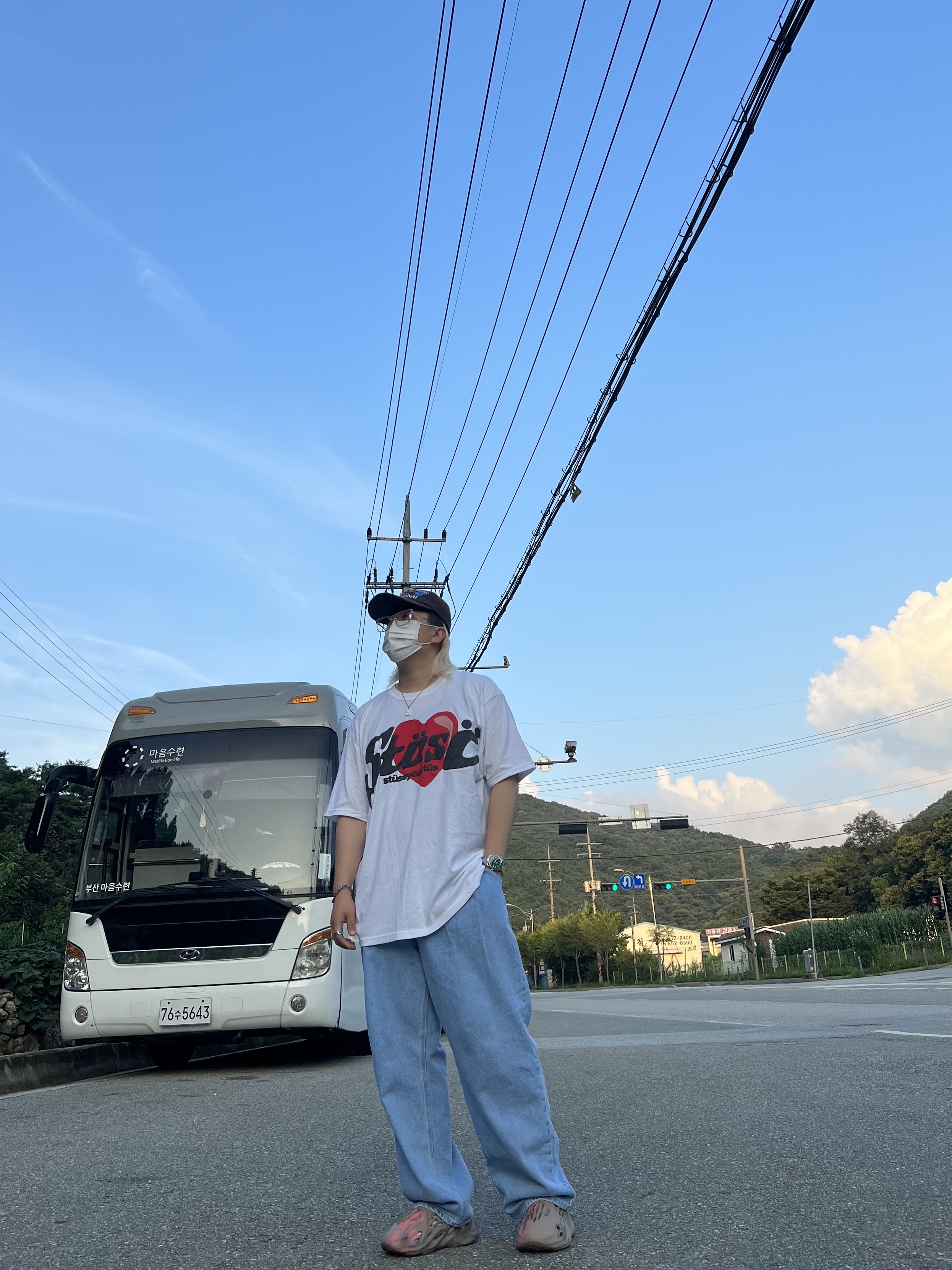 Adidas Yeezy Foam RNNR MX Sand Grey, Stussy x Cactus Plant Flea Market Heart T-Shirt 착용 스타일 - 2