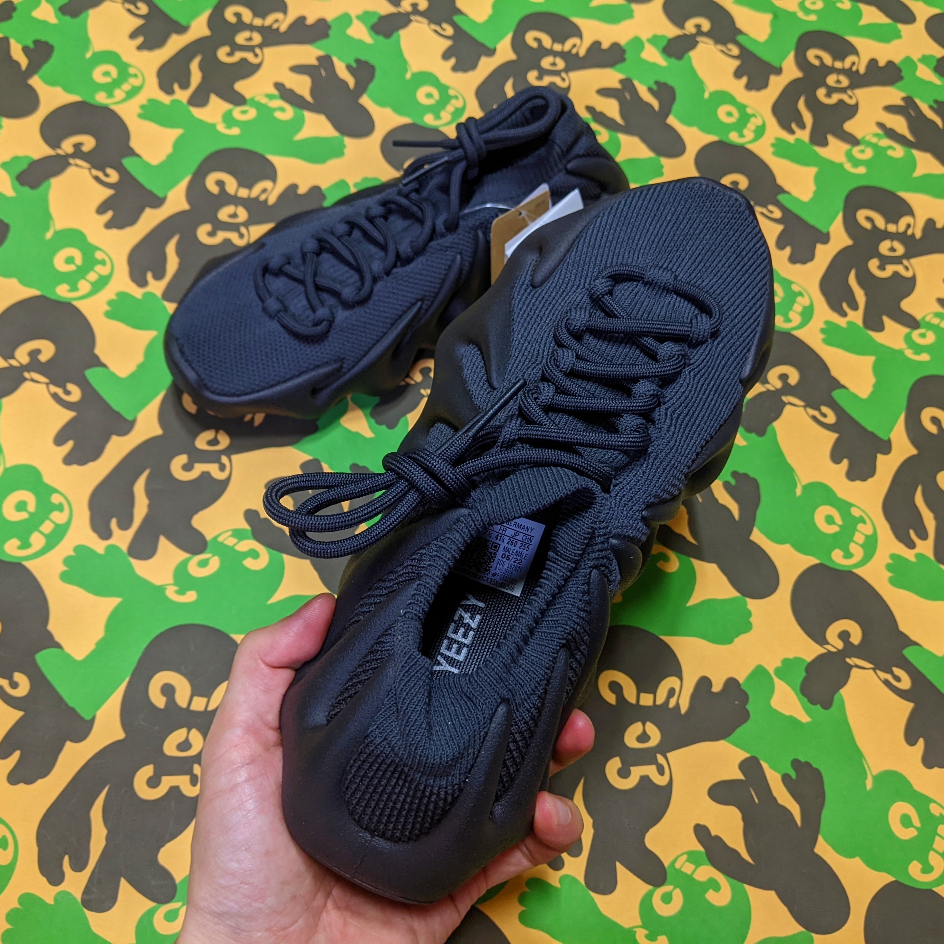 Adidas Yeezy 450 Utility Black 착용 스타일 - 3