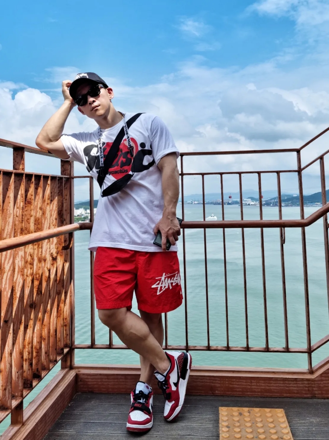 Nike x Stussy Bucket Hat Habanero Red, Stussy x Cactus Plant Flea Market Heart T-Shirt 착용 스타일 - 1