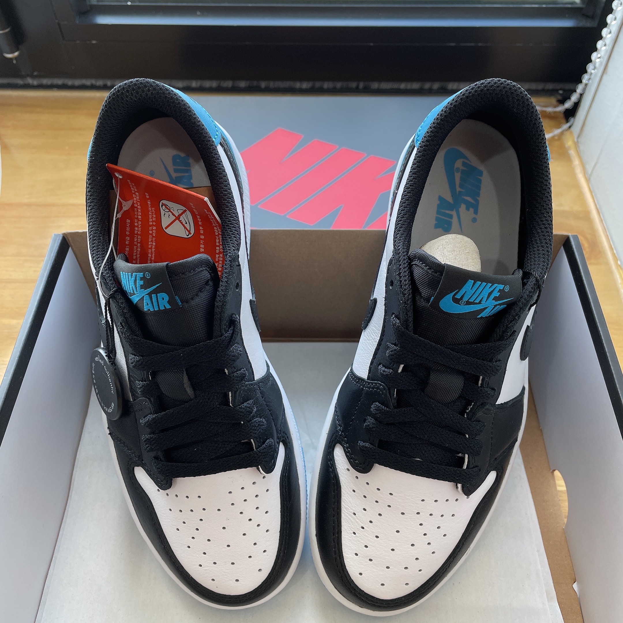 Jordan 1 Retro Low OG Black and Dark Powder Blue 착용 스타일 - 1