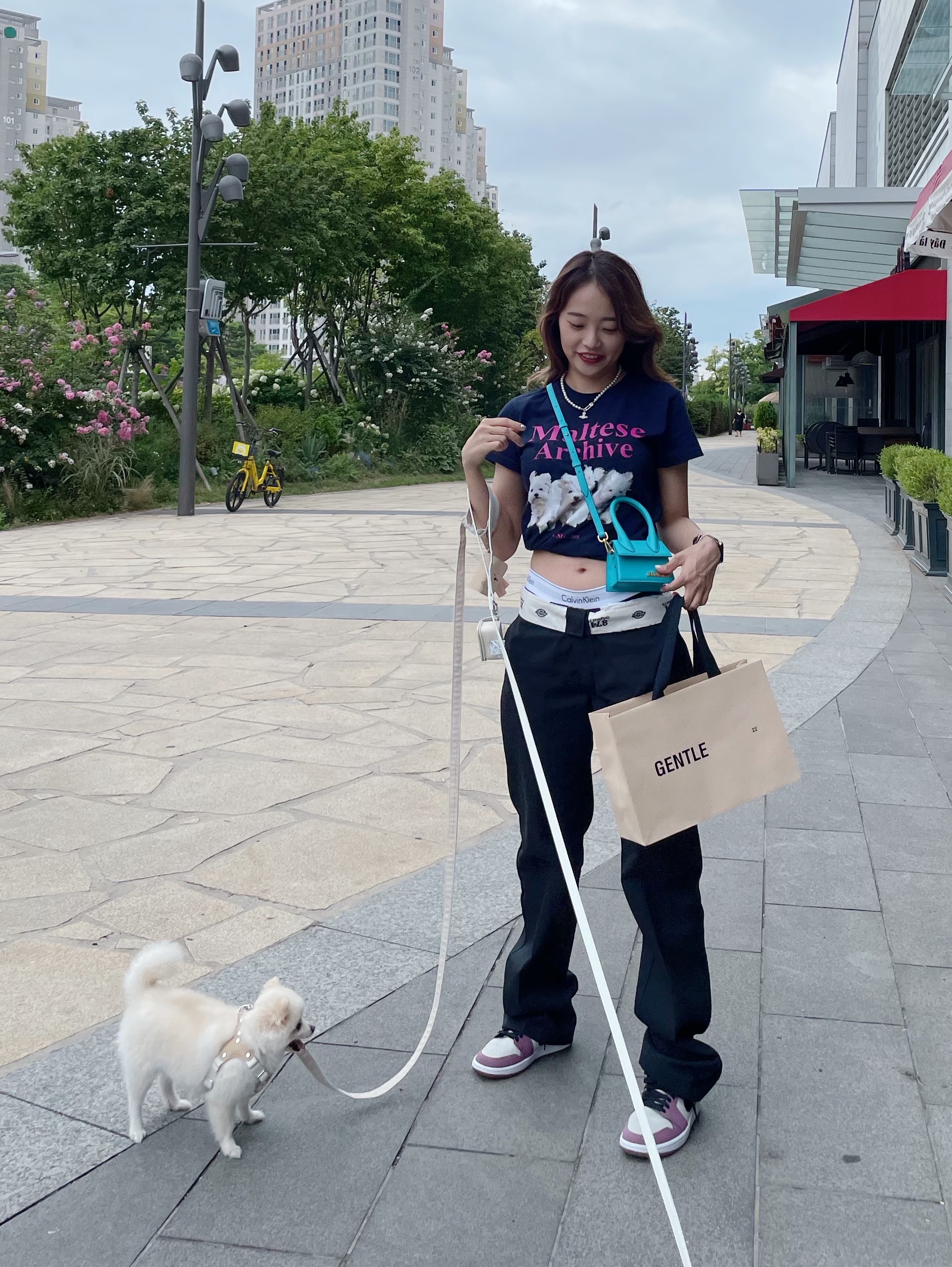 (W) Jordan 1 Mid SE Light Mulberry, Jacquemus Le Chiquito Signature Mini Handbag Green 착용 스타일 - 4